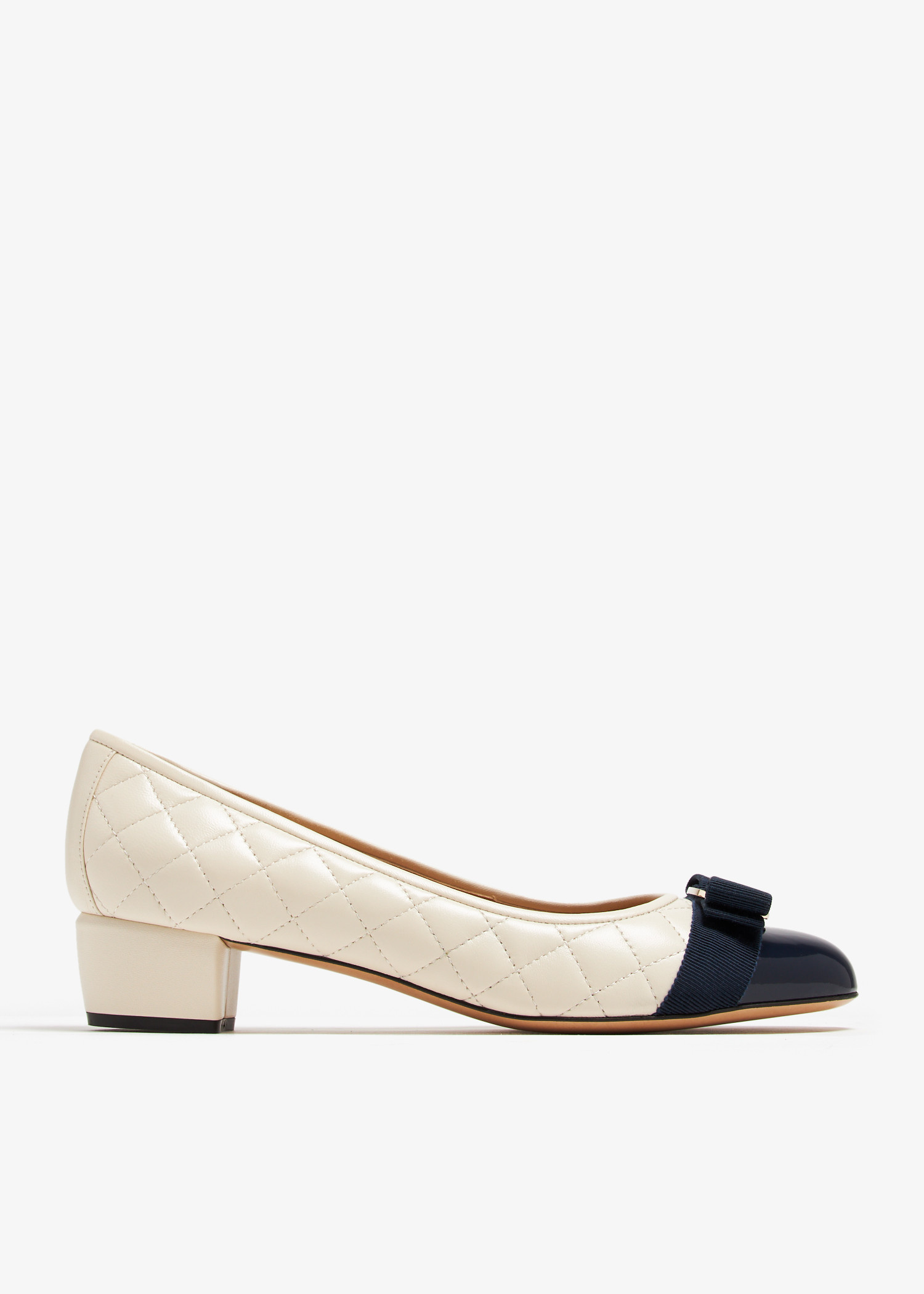 Ferragamo Vara bow pumps for Women - White in UAE | Level Shoes