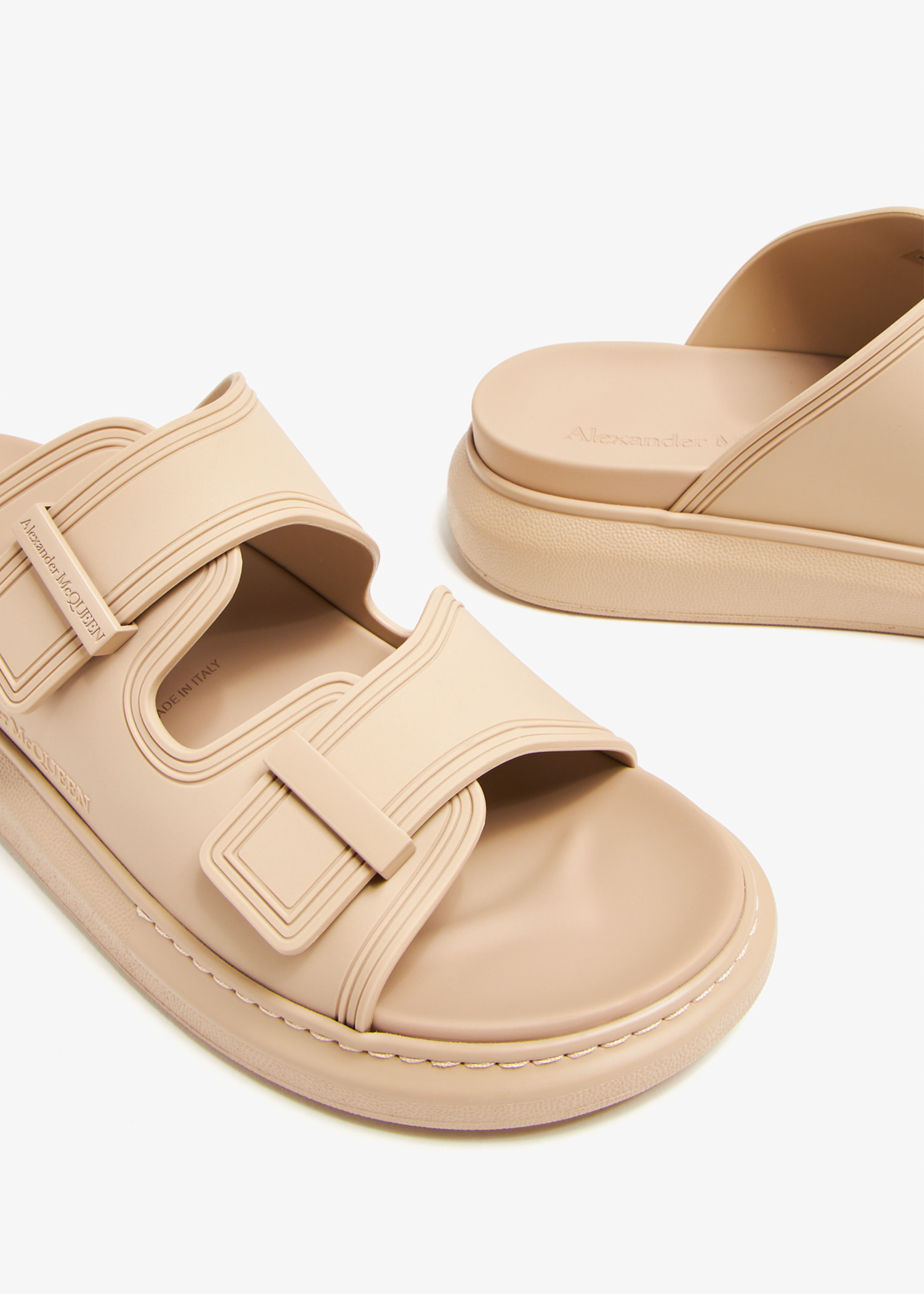 サンダル ALEXANDER MCQUEEN Men Sandals Beige 735803WHXK5 2120 McQueen Hybrid sandals for Men - Beige in Qatar | Level Shoes