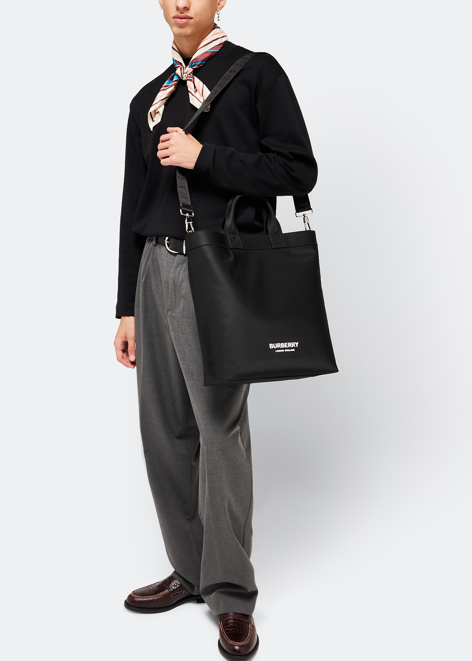 Burberry Artie tote bag for Men - Black in Qatar | Level Shoes