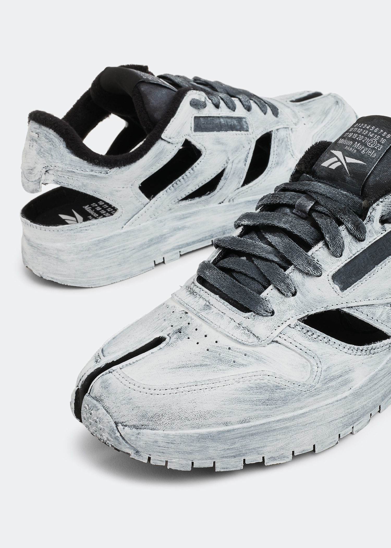 MAISON MARGIELA x REEBOK TABI タビ Maison Margiela X Reebok Classic Leather Tabi Sneakers Men