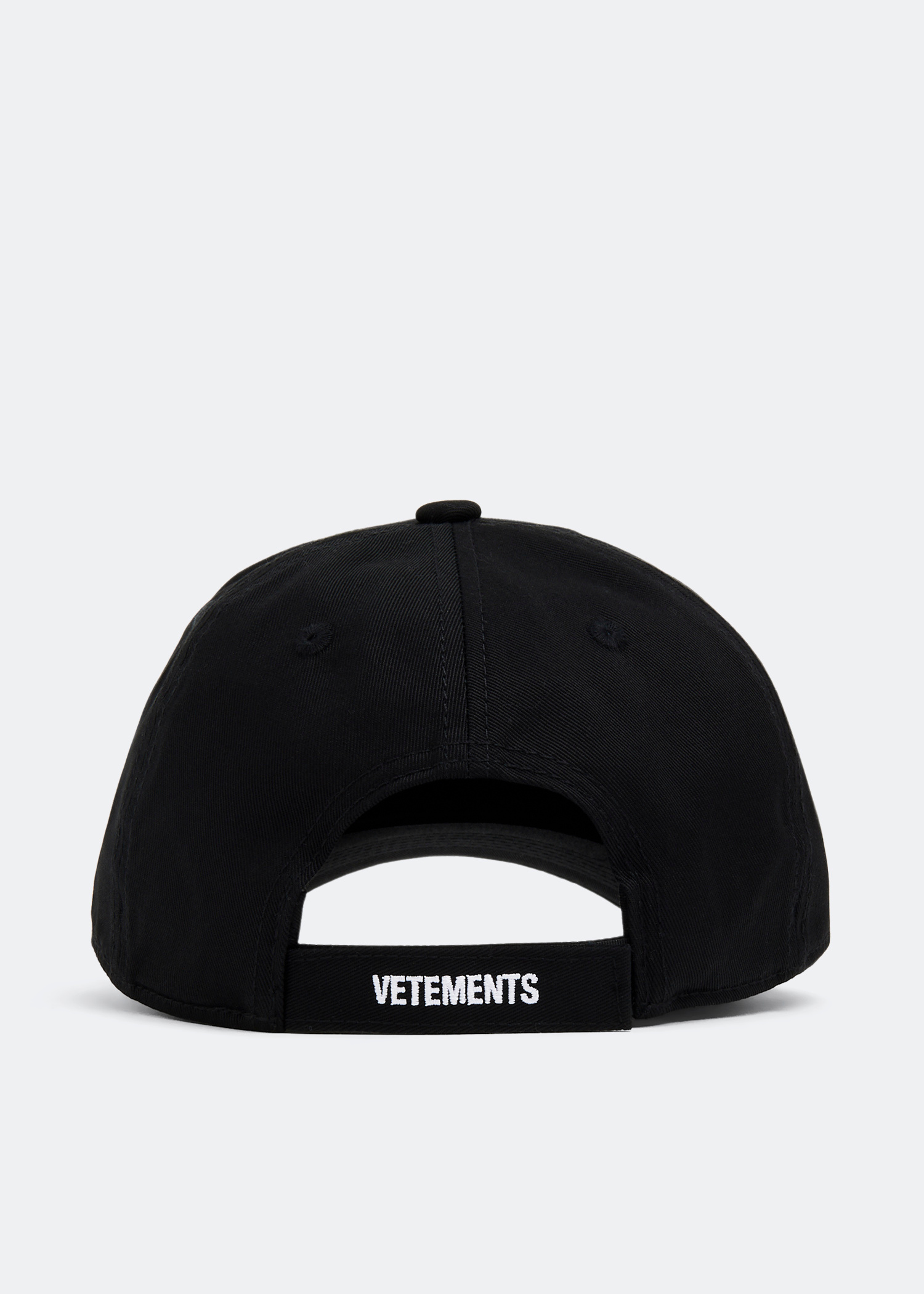 VETEMENTSのブラック メタルロゴ キャップがセール中