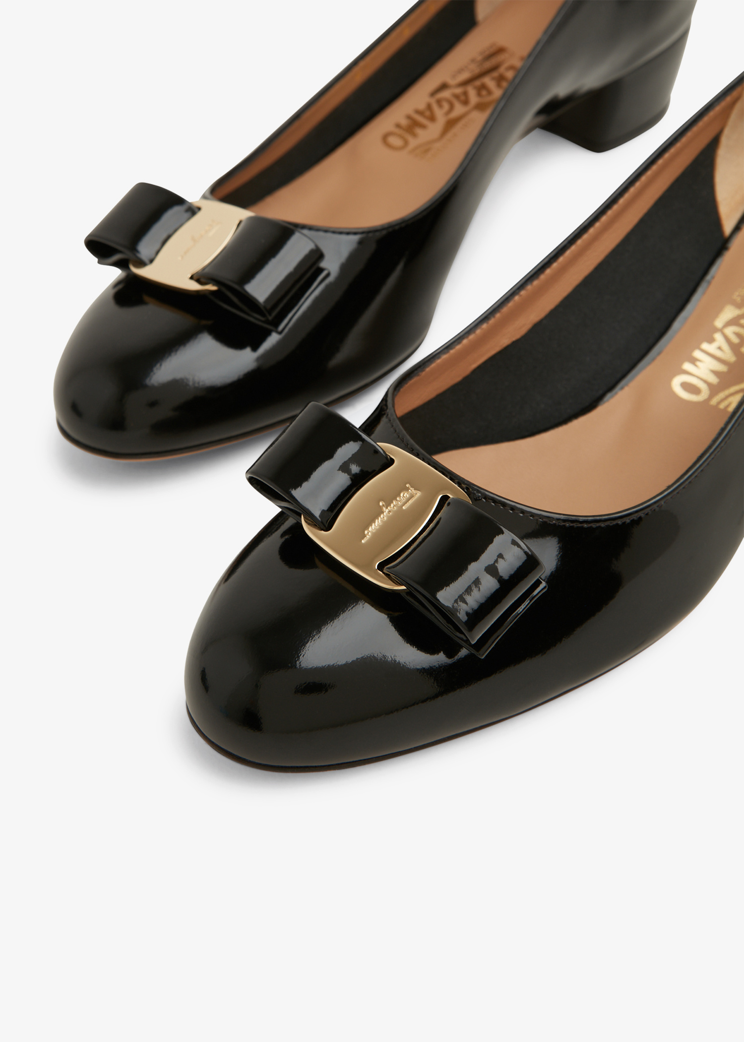 パンプス FERRAGAMO FW25 BOW NECKLINE VARA (672114 01M832001) Ferragamo Vara bow pumps for Women - Black in Qatar | Level