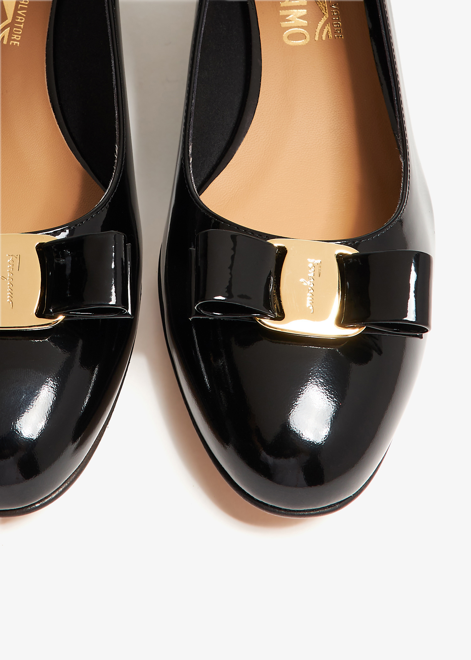 Ferragamo Vara bow pumps for Women - Black in Qatar | Level