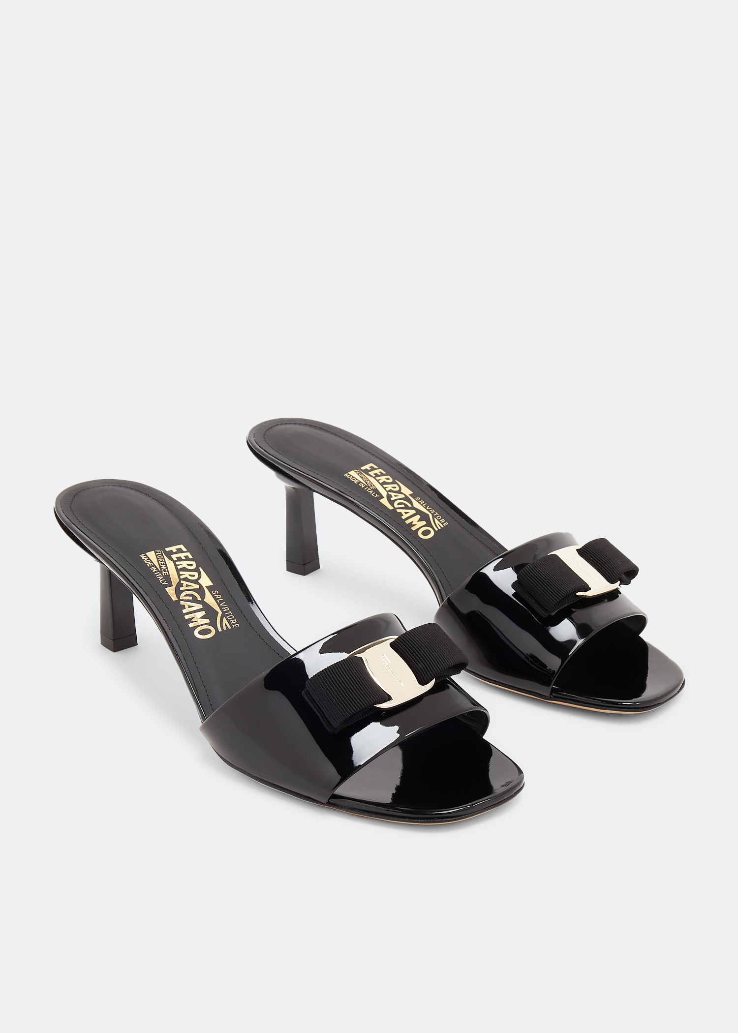 サンダル・ミュール FERRAGAMO SANDAL WITH ASYMMETRICAL BOW (763016_01F796NERO) Ferragamo Sandal With Asymmetrical Bow | italist