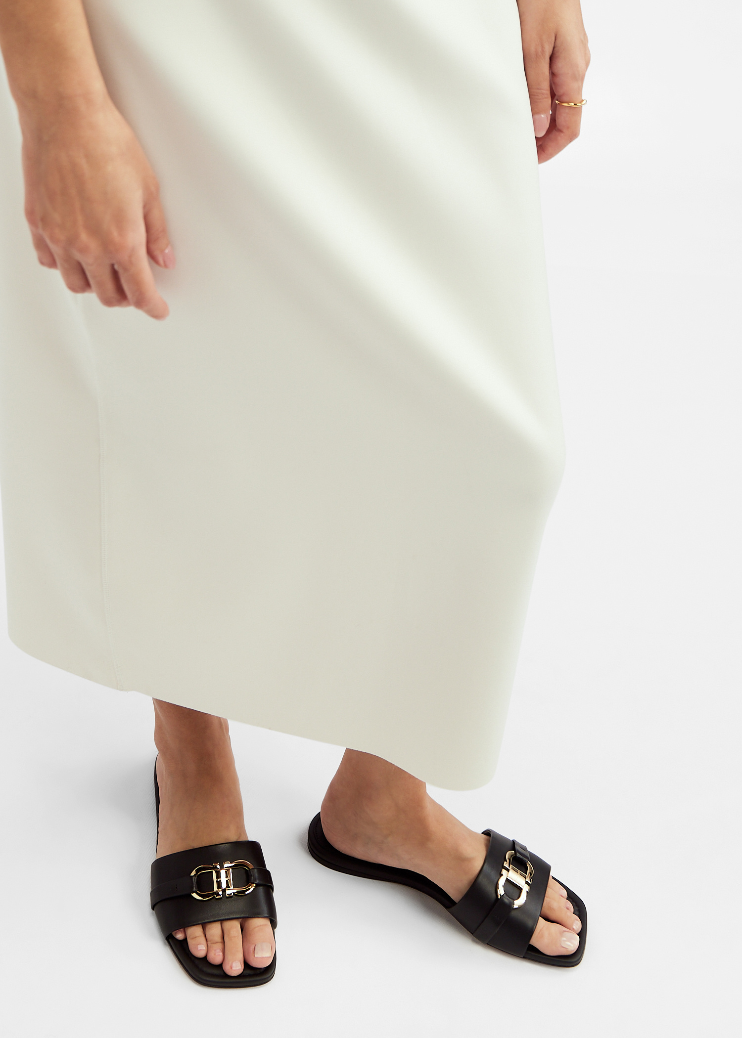シューズ・サンダルその他 FERRAGAMO Woman Flat sandals Black 01G997 769636 001 Flat slide with Gancini ornament - Women | Ferragamo
