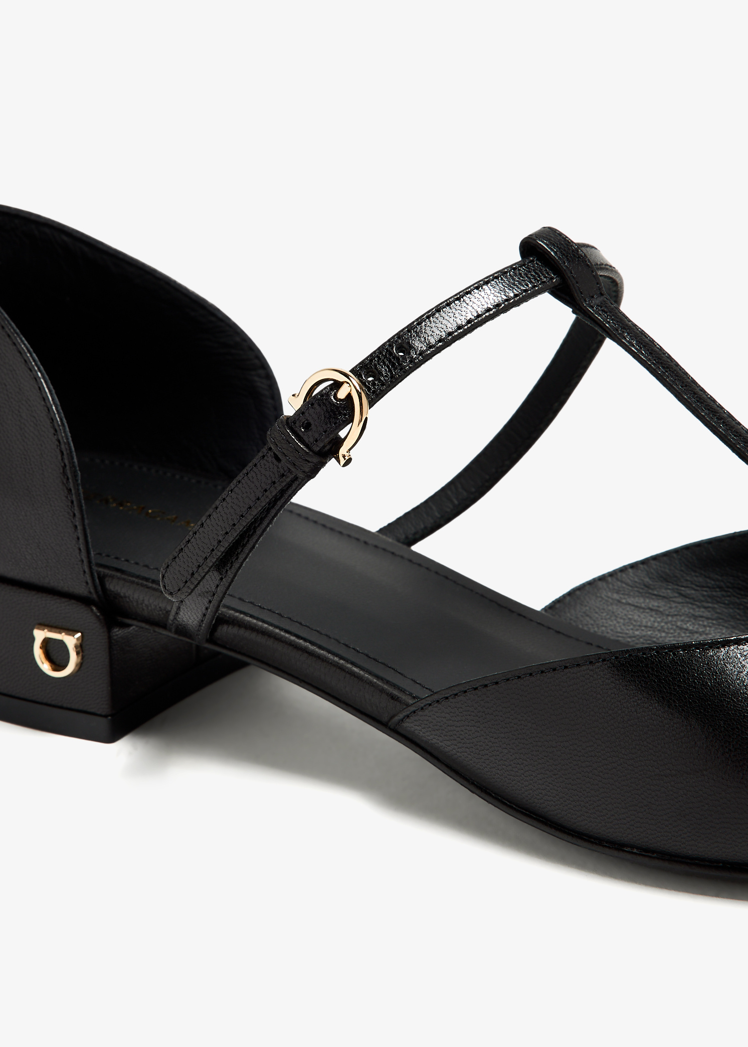 【関税&送料込】Ferragamo Black Ballerina With T-Strap Ferragamo Patent Leather T-Strap Ballet Shoe, Size 6 01J153