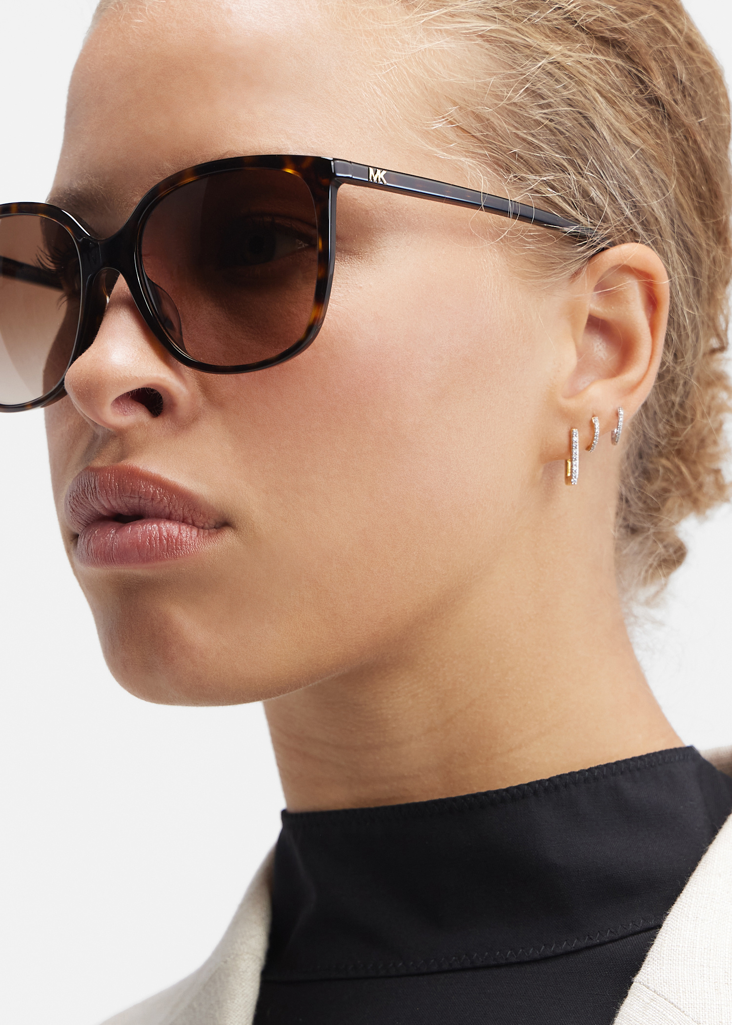 Michael Kors スクエアフレムサンクラス 0MK2137U 3005T3 Michael Kors™ Anaheim MK2137U Square Sunglasses | EyeOns.com