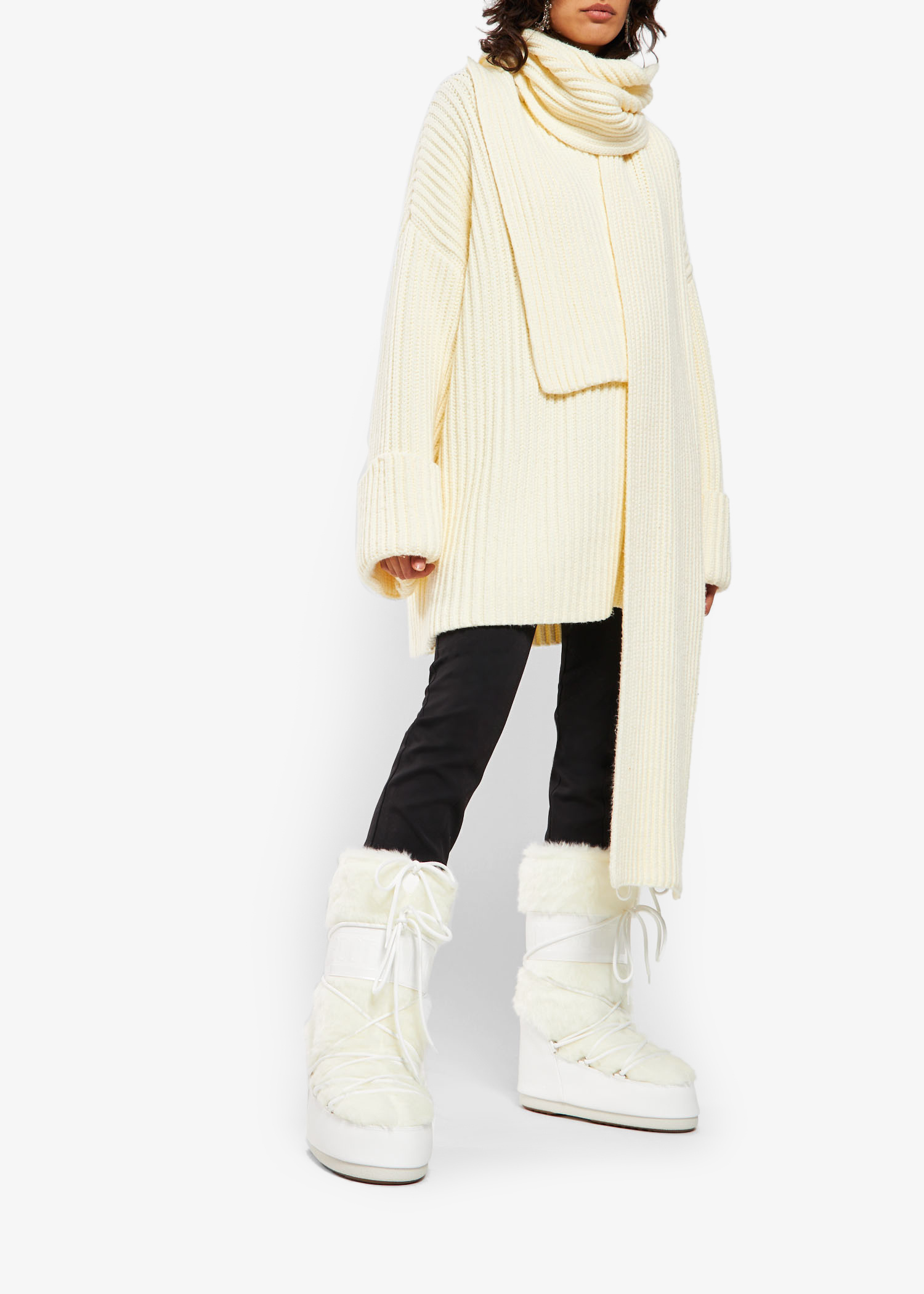 【MOON BOOT】ホワイト フェイクファー スノーブーツ24.5㎝ MOON BOOT】ホワイト フェイクファー スノーブーツ24.5㎝ セレブ愛用