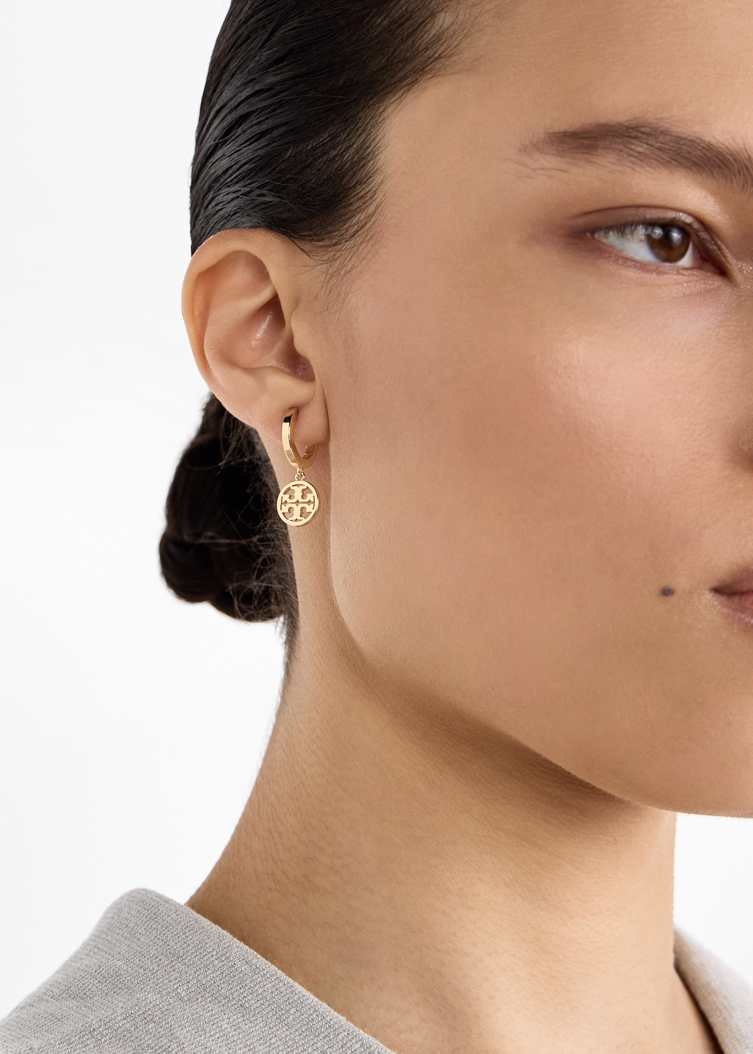 Tory Burch Miller huggie hoop earrings for Women - Gold in Tory Burch Miller huggie hoop earrings for Women - Gold in