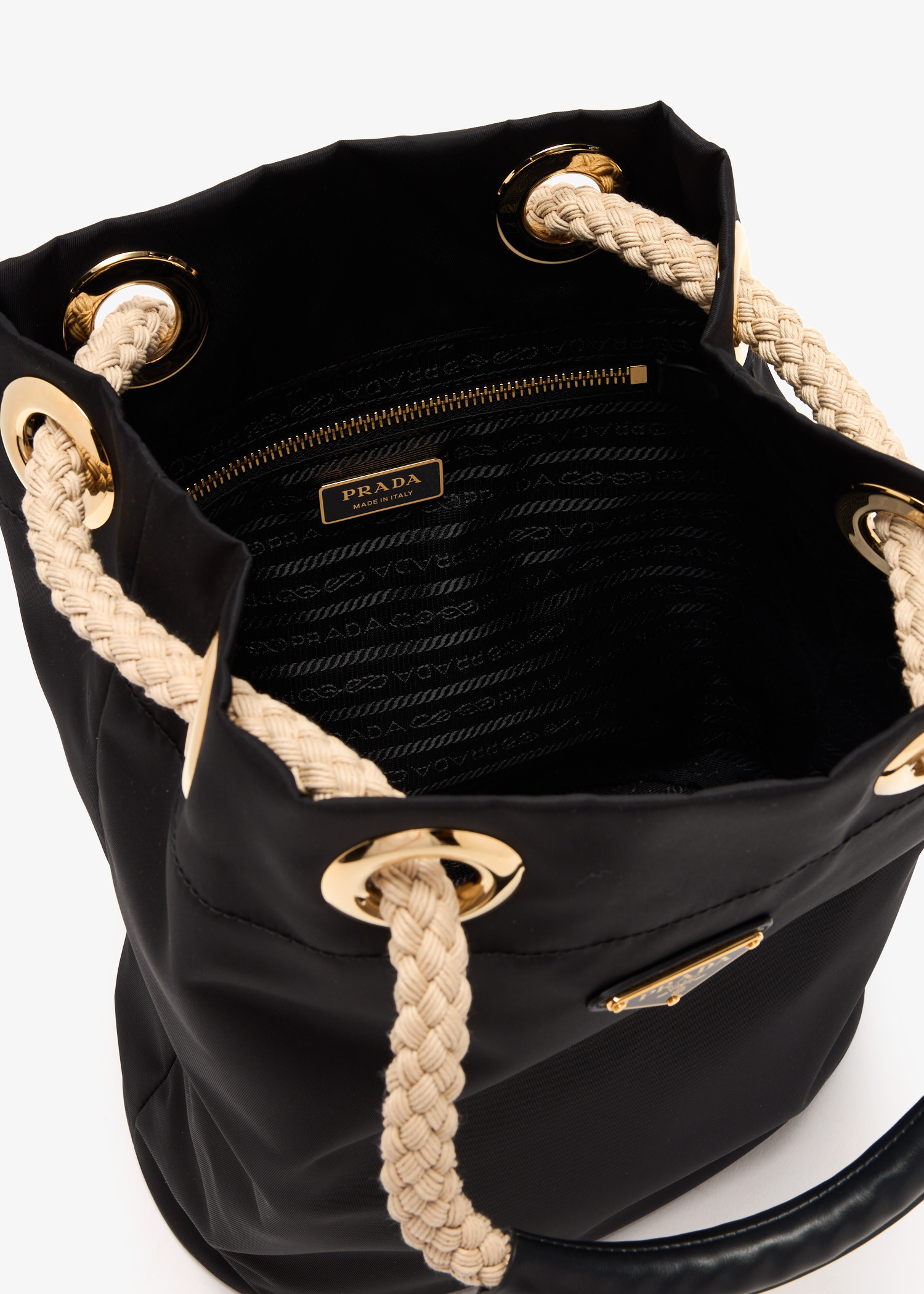 ショルダーバッグ・ポシェット Prada Sand Re-Nylon Prada Mariner Bucket Bag The Prada Mariner Bucket Bag Puts a Quintessential Summer