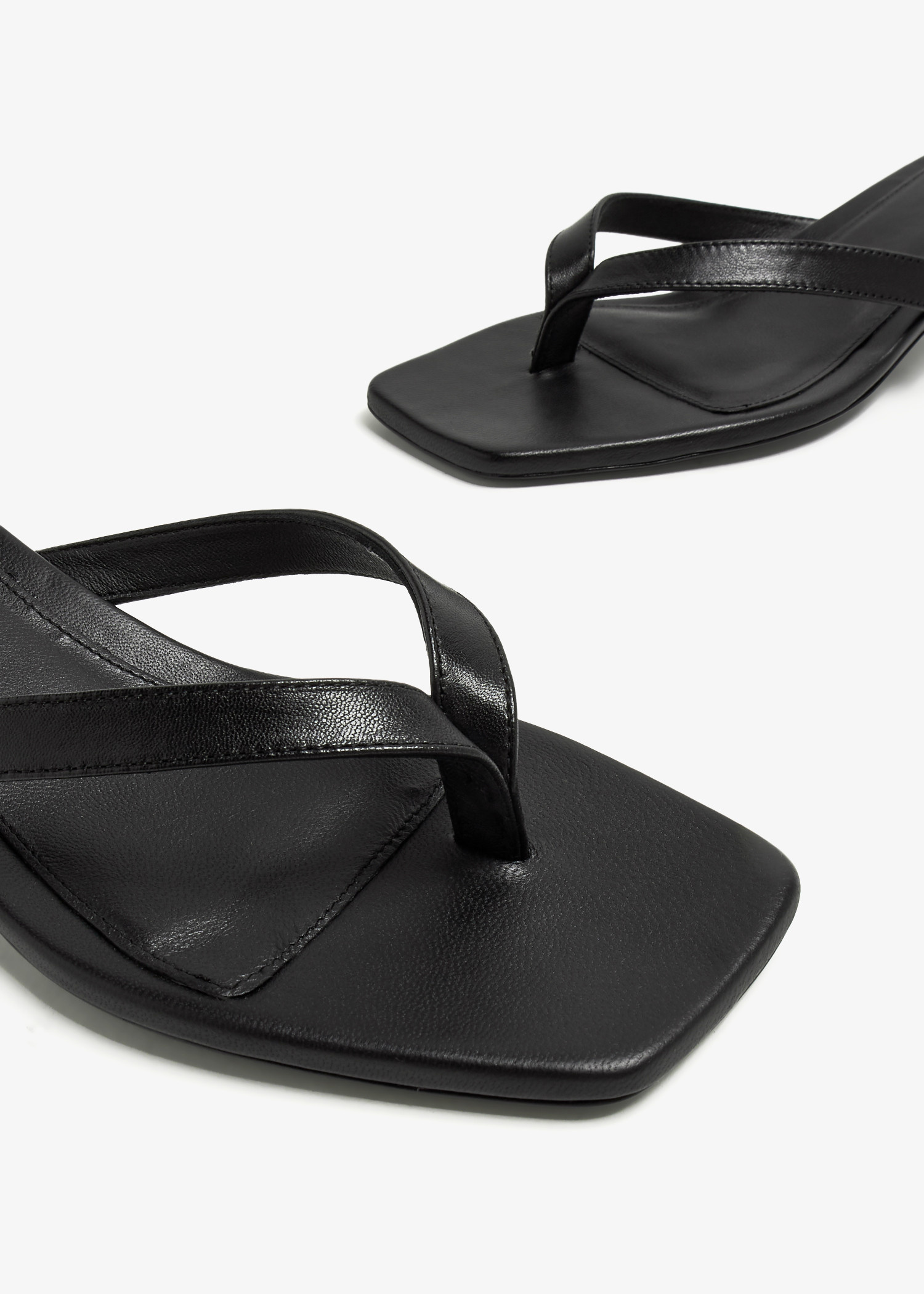 TOTEME｜SANDALS (The Flip Flop Heel (205-906-819 200)) Leather heeled flip flops black – TOTEME