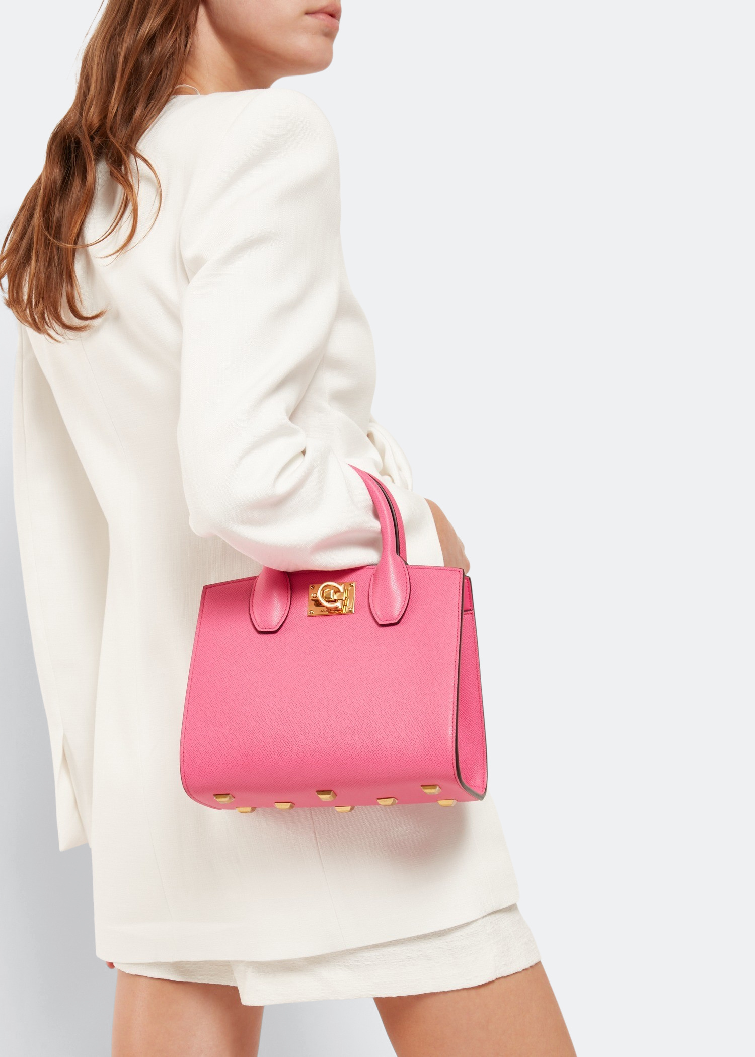 【関税&送料込】Salvatore Ferragamo Pastel Pink Leather Ganc Salvatore Ferragamo Leather City Camera Crossbody Bag #Pink