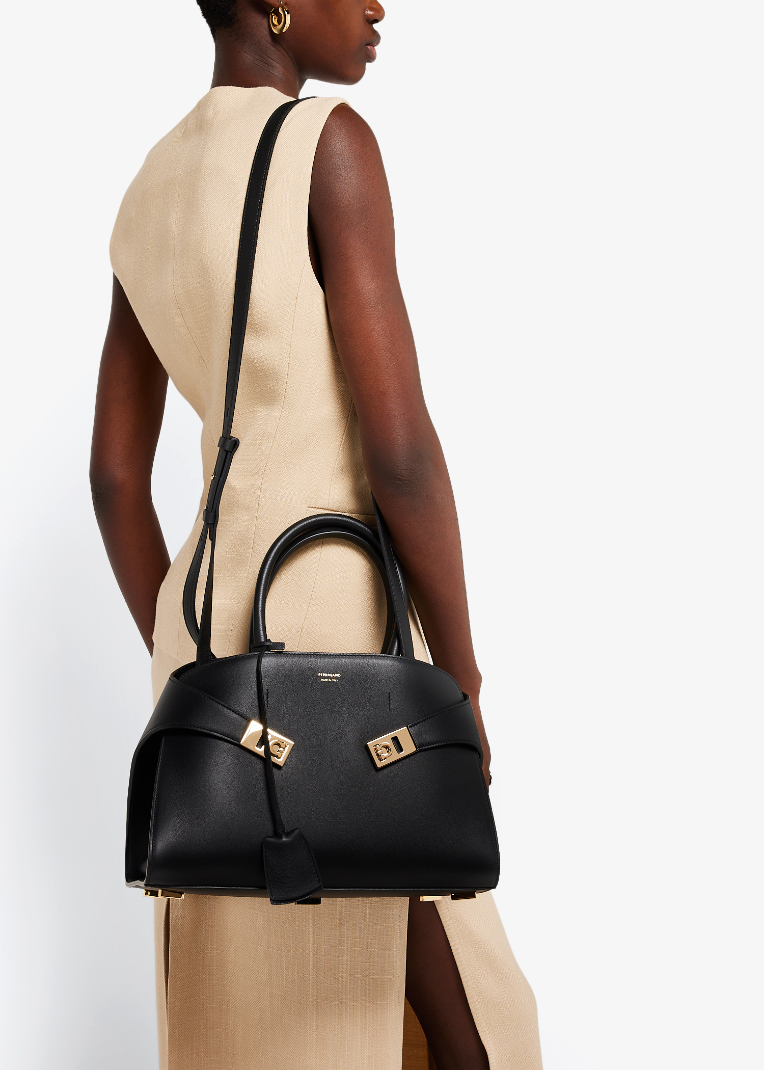 最終値下げ　 FERRAGAMO HUG 黒　スモール　s ゴールド Ferragamo Hug S handbag for Women - Black in UAE | Level Shoes