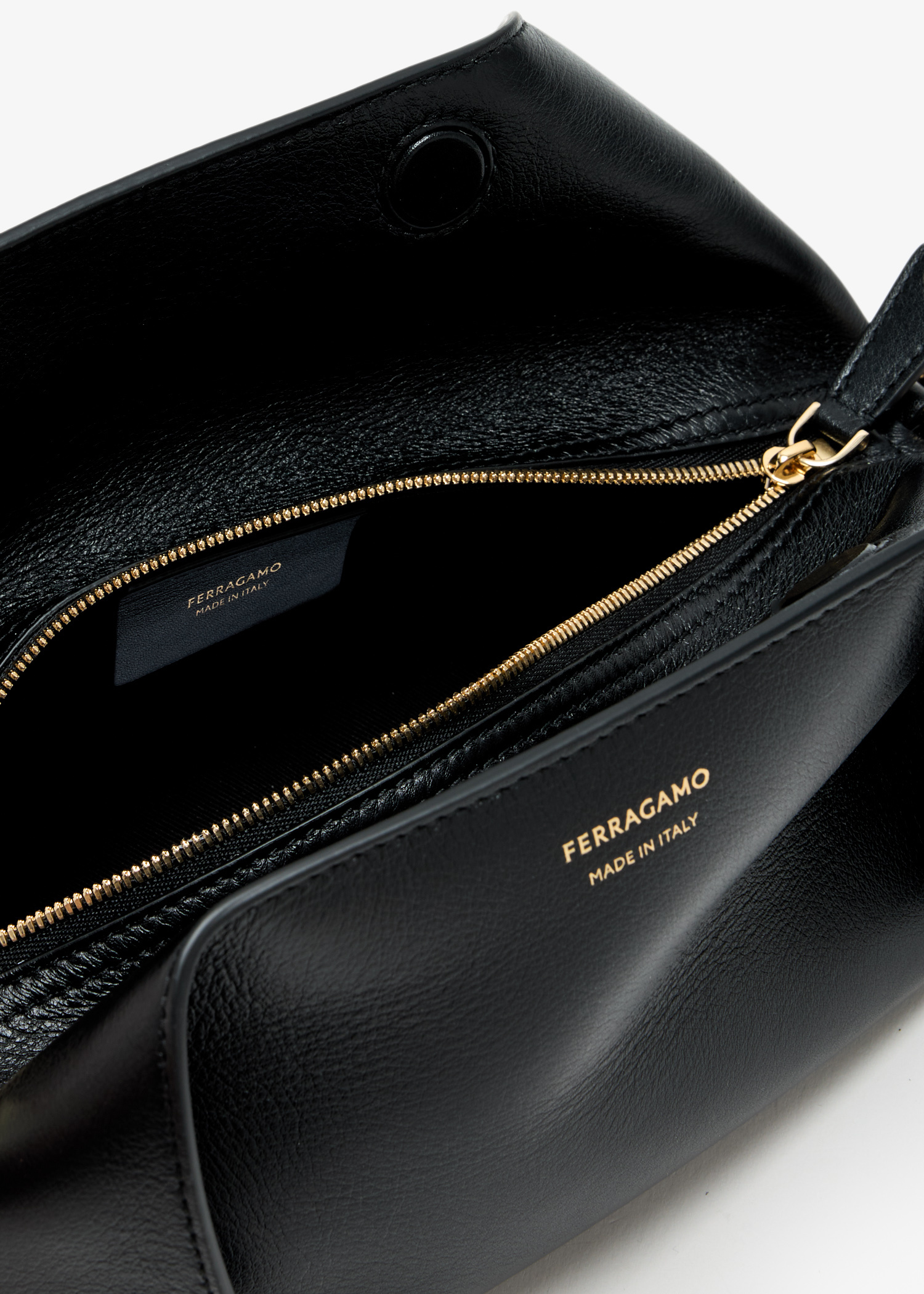 クラッチバッグ FERRAGAMO SS25 Leather clutch (784054 NERO) Hug leather clutch in black - Ferragamo | Mytheresa