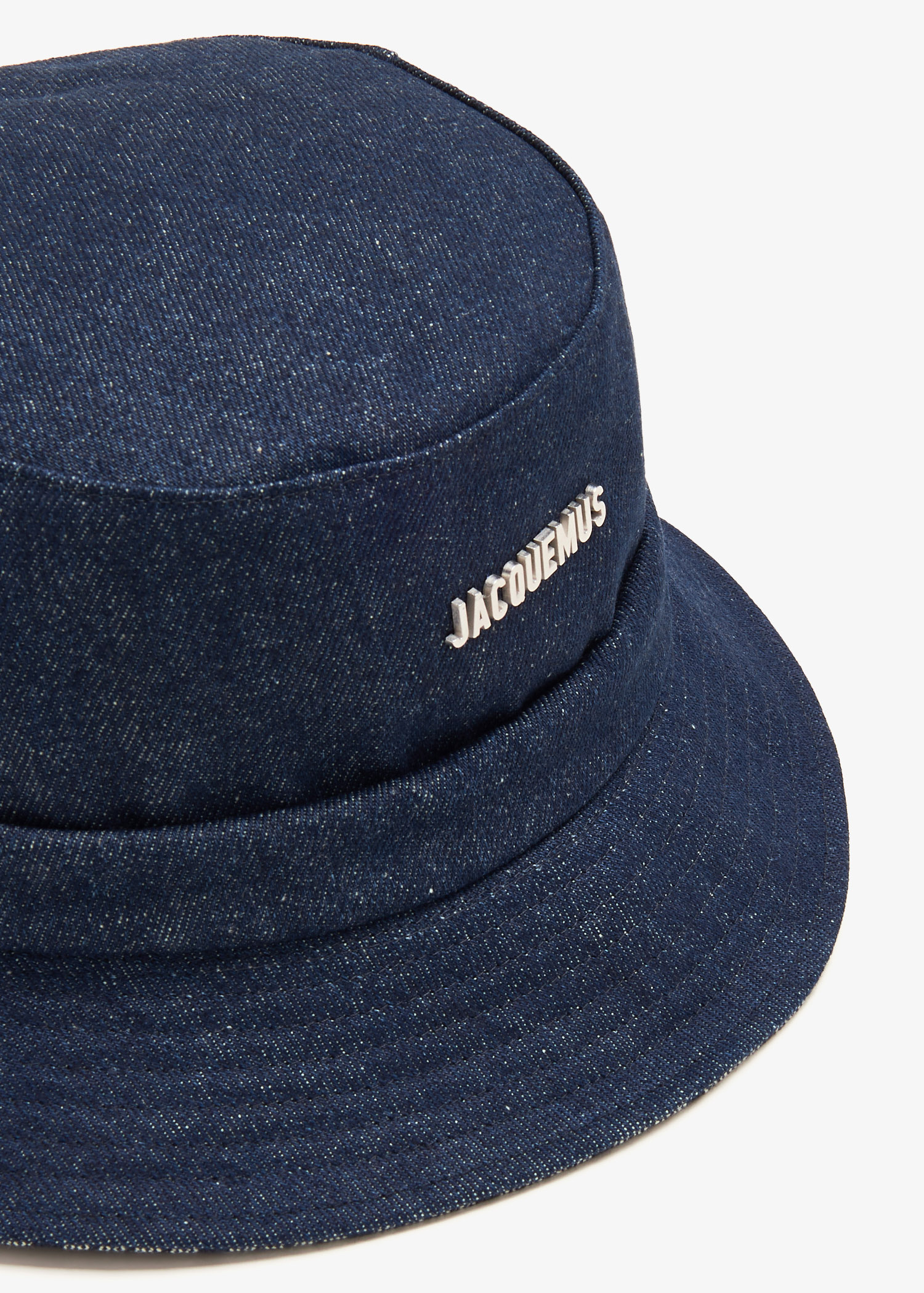 JACQUEMUS｜PEDORAS (LE BOB GADJO (223AC001 1513 38F)) JACQUEMUS - Bucket hat Le Bob Gadjo with metal logo – NEW