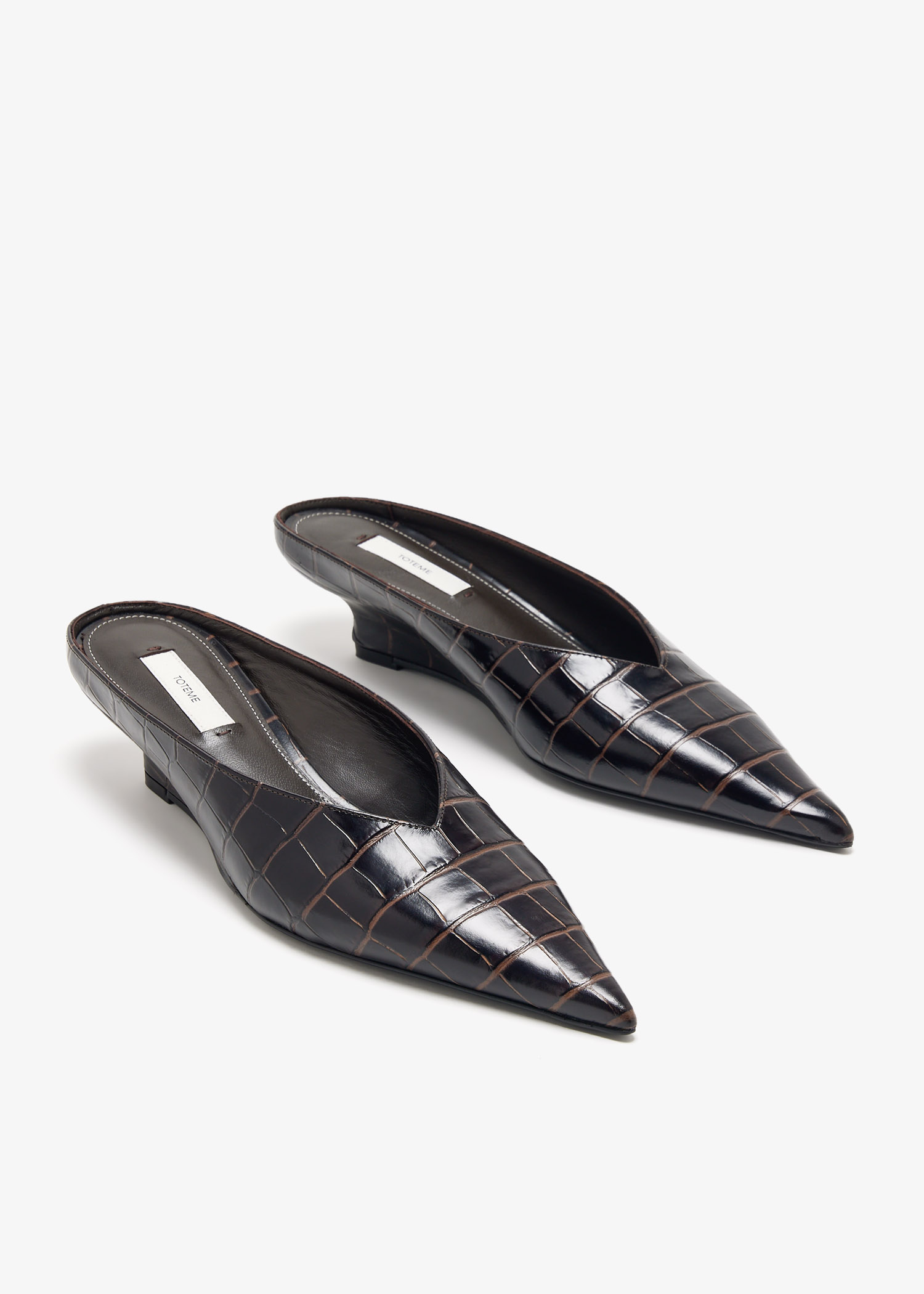 【送料&関税込】TotAme Sharp Pointed-toe Mules TOTEME Sharp croc-effect leather mules | NET-A-PORTER