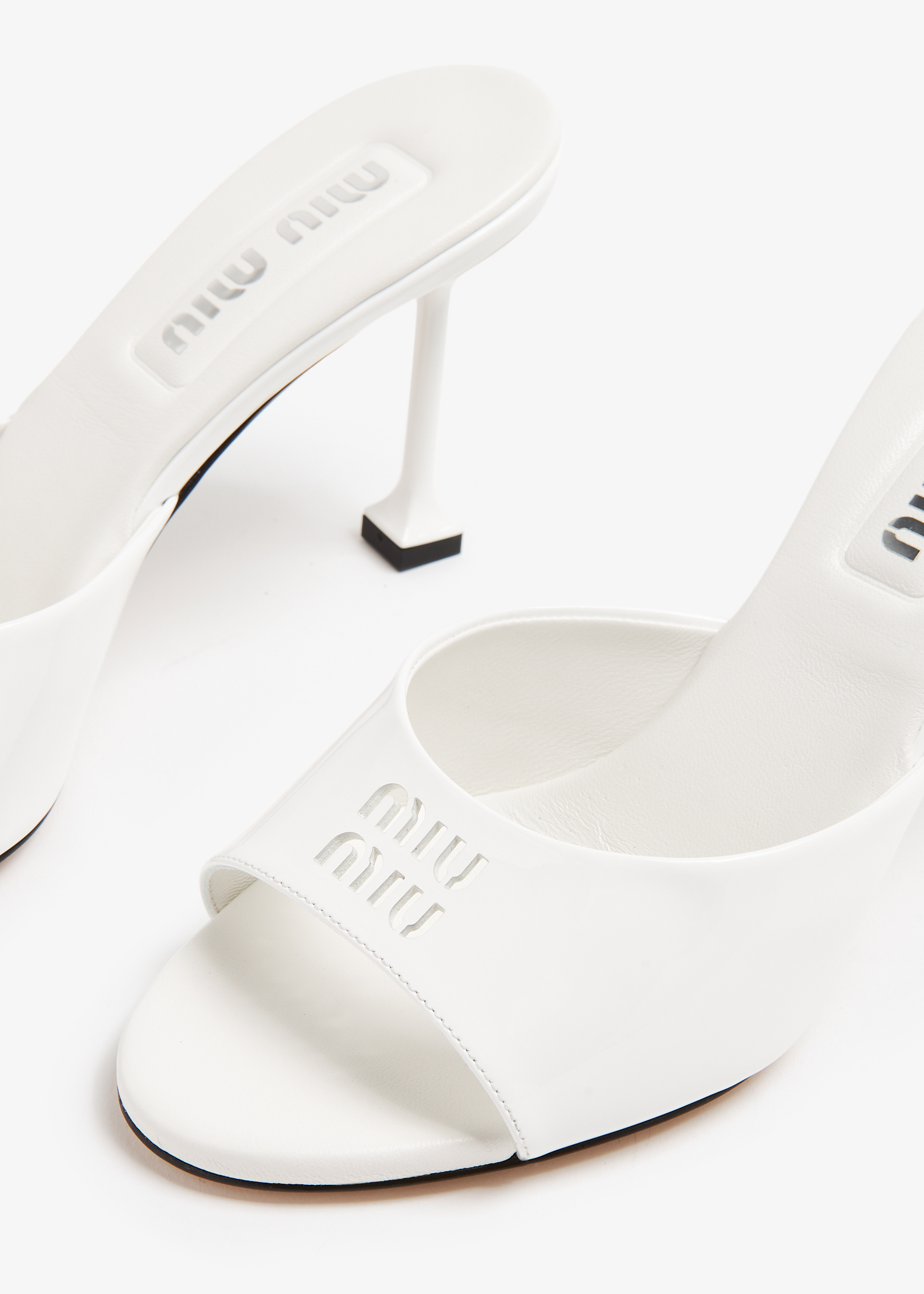 靴 Miu Miu Leather Mules Miu Miu Patent leather mules for Women - Beige in UAE