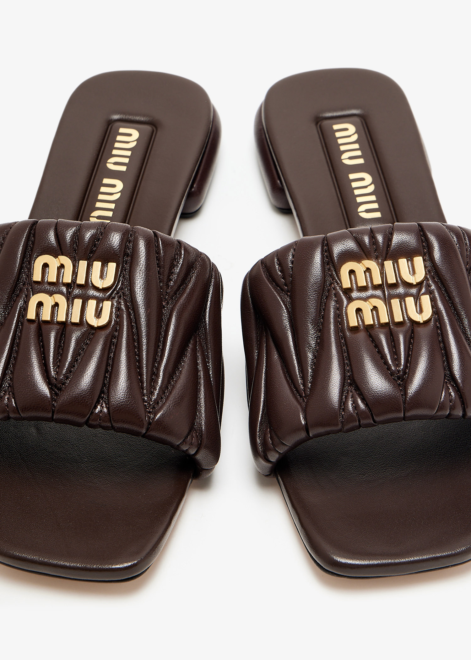 サンダル・ミュール MiuMiu | Matelasse nappa leather slides 0400022953538_DARKBROWN?wid=
