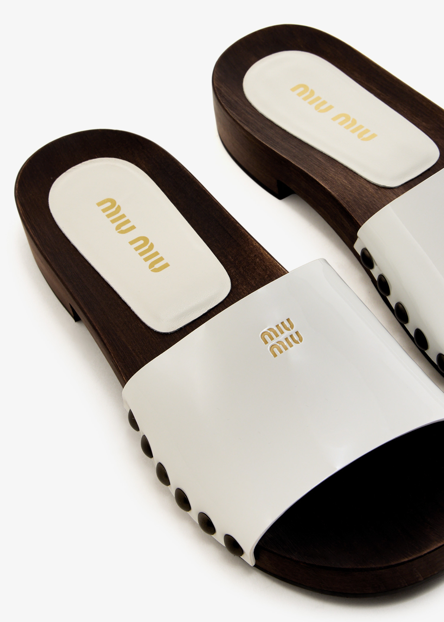 Miu Miu｜PEDORAS (5HC342 2CQU F0N86) Miu Miu Patent leather clogs for Women - White in UAE
