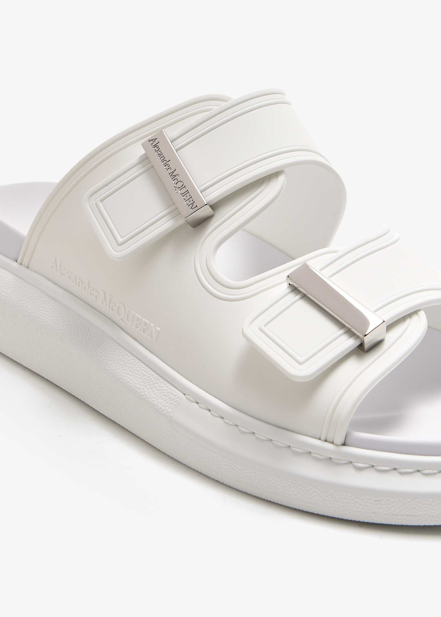 サンダル ALEXANDER MCQUEEN Men Sandals White 663563W4Z51 9359 Alexander McQueen Slippers and Clogs Men Rubber Black/White