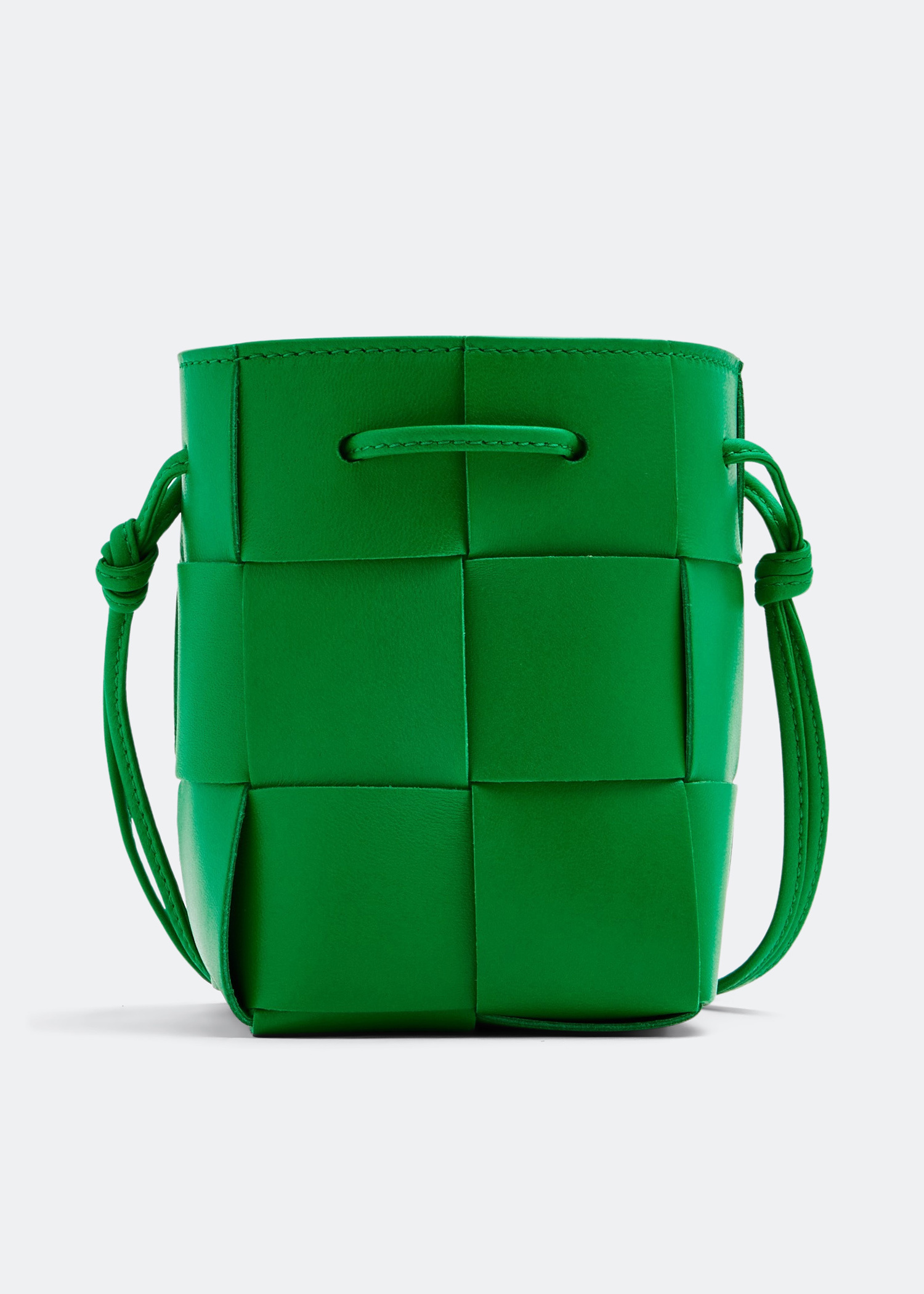 【BOTTEGA VENETA】MINI CASSETTE BUCKET BAG How big is the BV BOTTEGA VENETA MINI CASSETTE BUCKET BAG