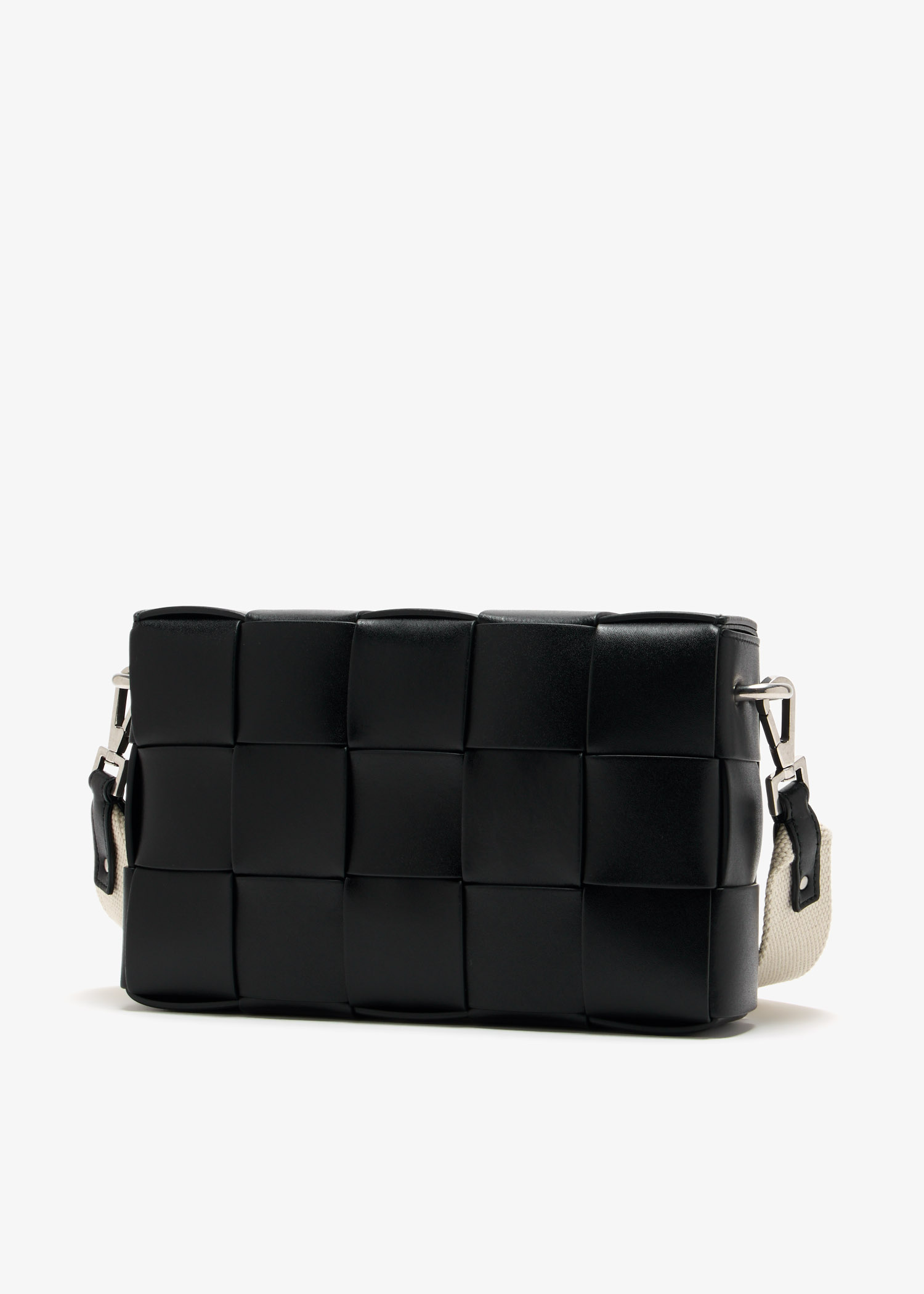 Bottega Veneta Cassette versatile strap bag for Men - Black in USA