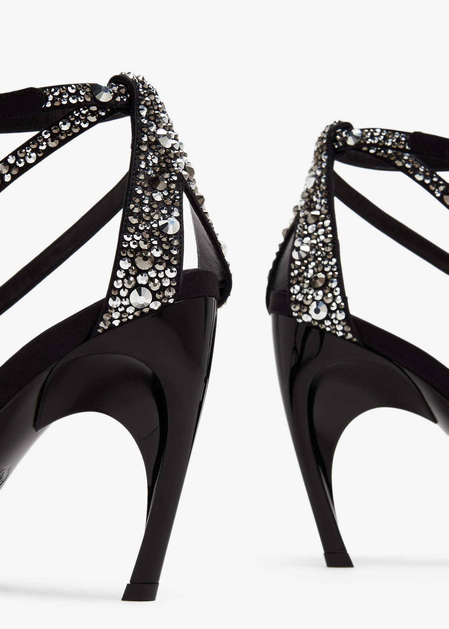 サンダル・ミュール Alexander Mcqueen Twisted Armadillo Sandal in Black Alexander McQueen Women's Twisted Armadillo Sandal in Black