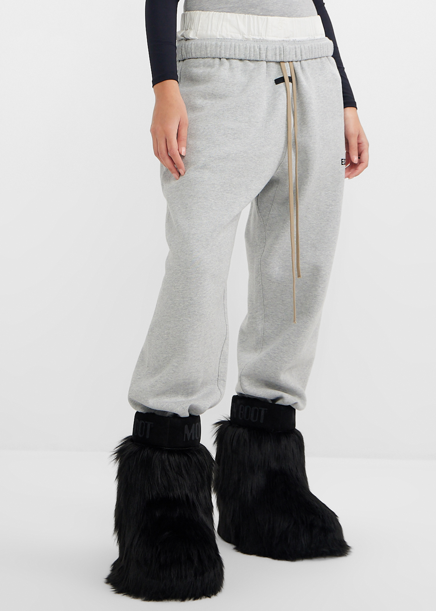 【関税込み】Moon Boot ブラック Icon Yeti ハーフブーツ ICON YETI MID BLACK BOOTS | Moon Boot®