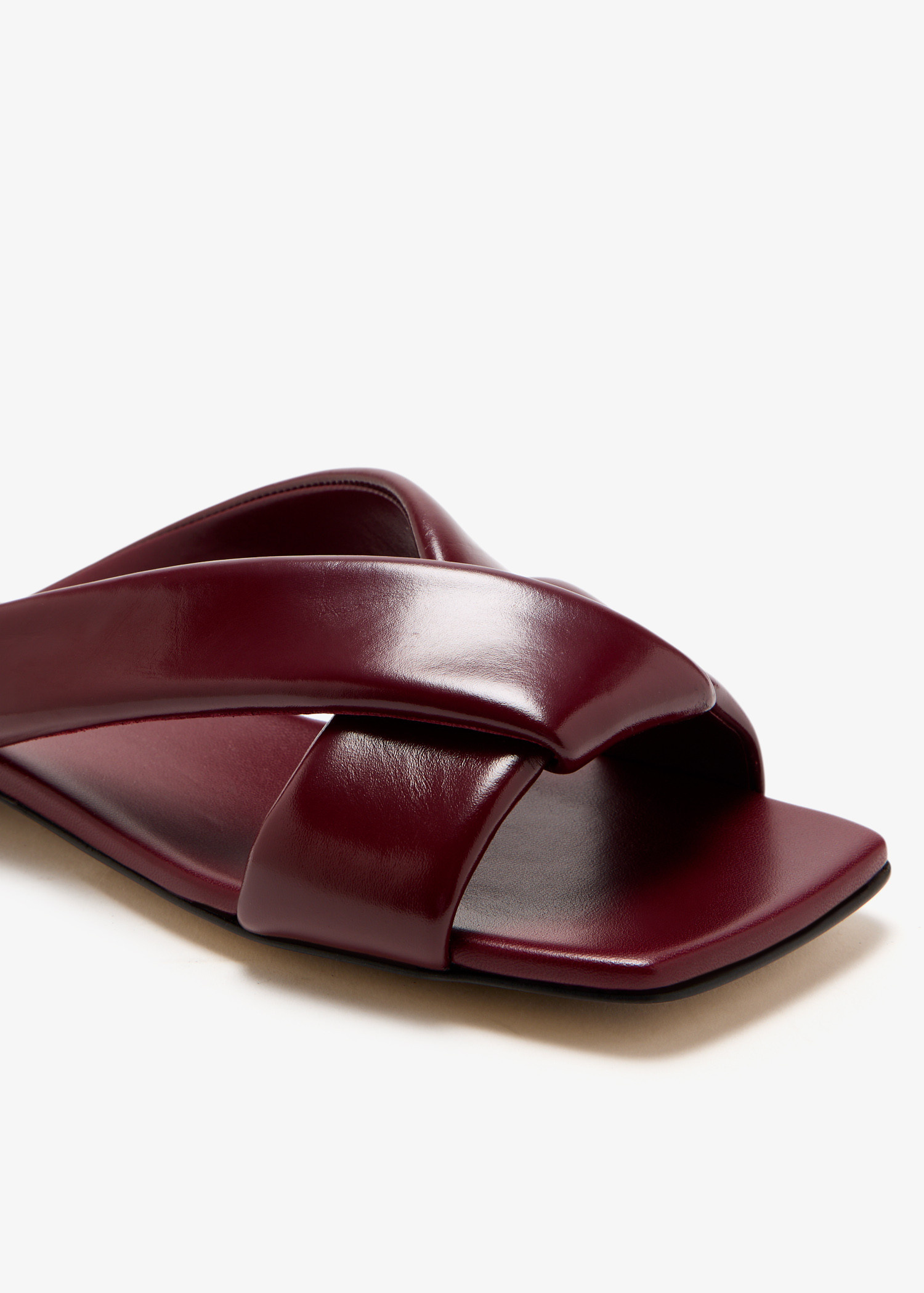 Bottega Veneta Riva flat sandals for Women - Burgundy in UAE