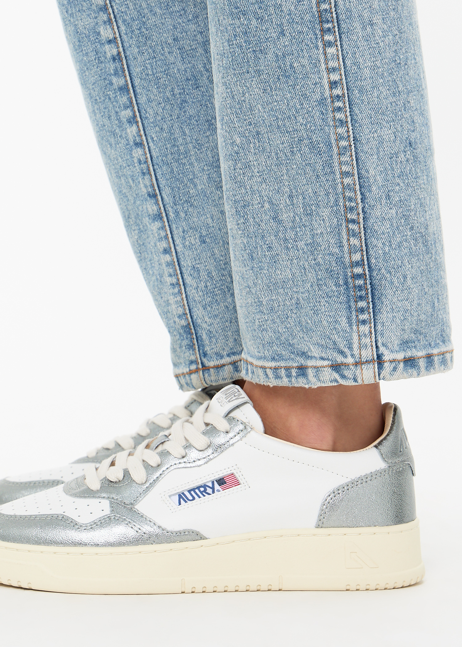 スニーカー AUTRY AULWLS04 Sneakers Medalist low-top woman's Autry Medalist Low Sneakers In White And Purple Leather And