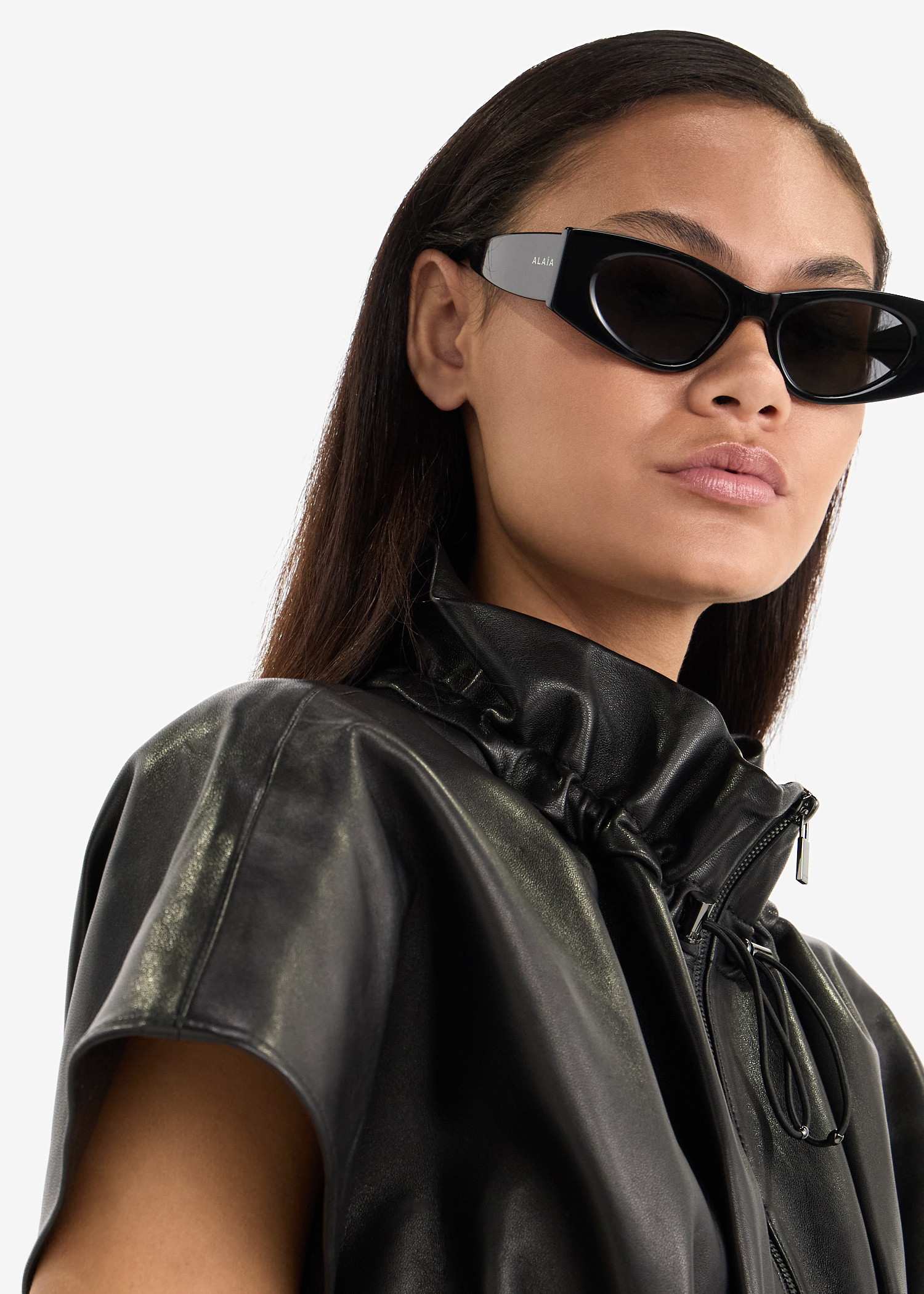 Alaïa Cat eye sunglasses for Women - Black in USA | Level Shoes display picture 2