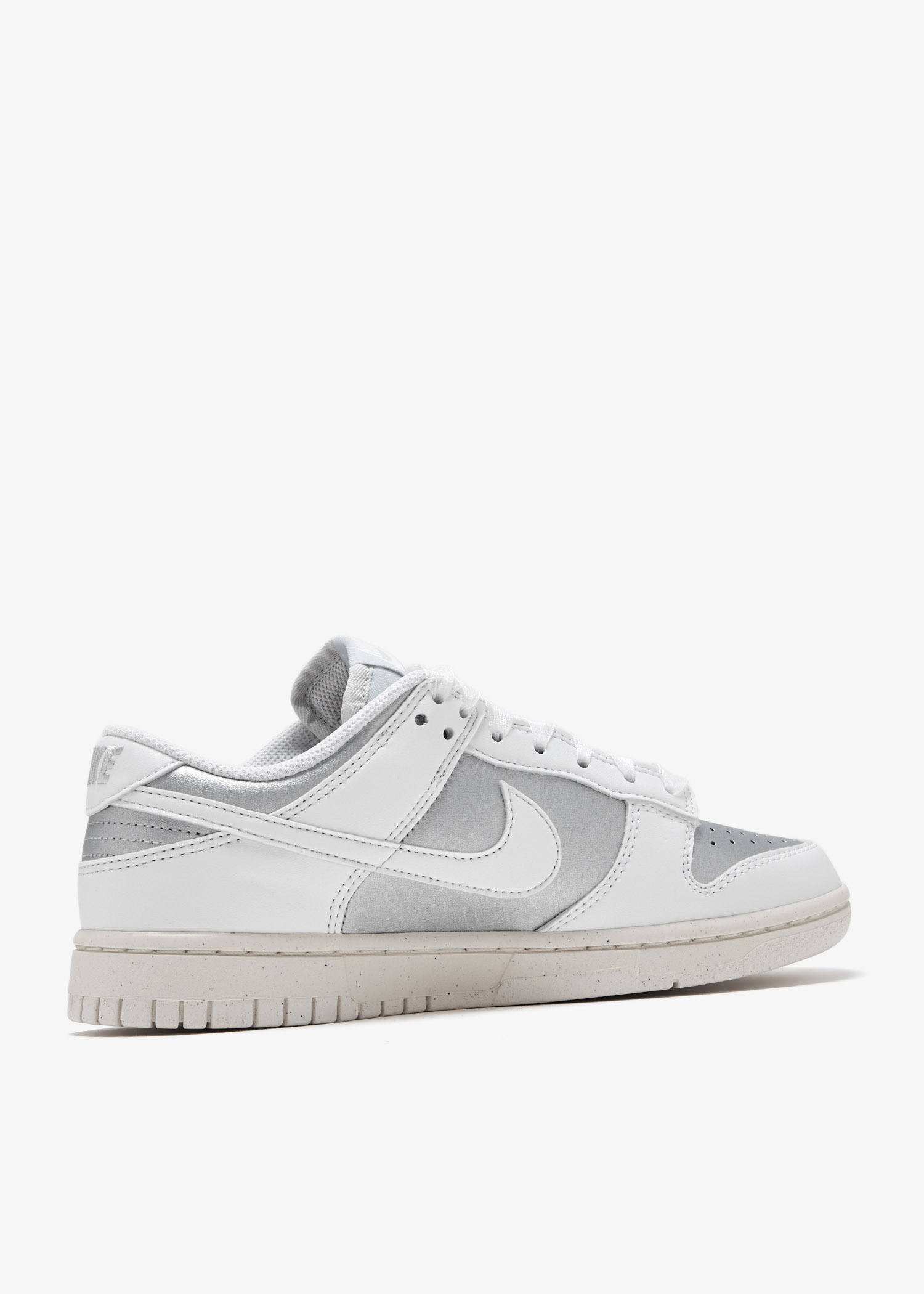 Nike SB Dunk Low ホワイト/グレー Nike Dunk Low Next Nature sneakers for Women - Silver in UAE