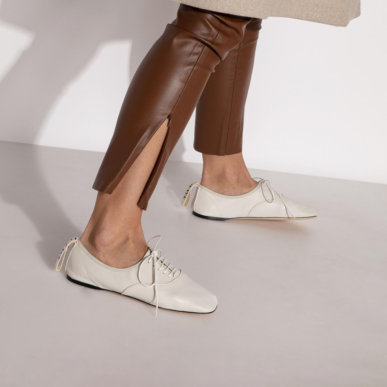 LOEWE软德比鞋适合女性- 阿联酋的白色| Level Shoes