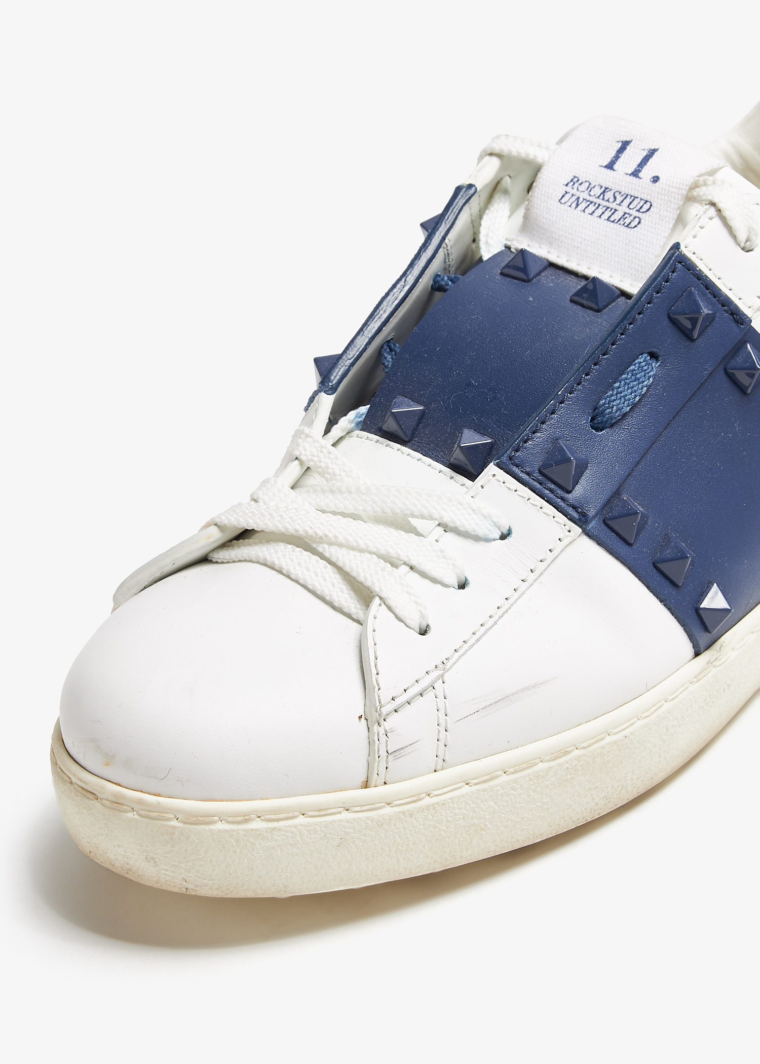 ★VALENTINO GARAVANI WHITE AND BLUE ラウンドトゥ スニーカー Valentino White and Blue Valentino Garavani Rockstud