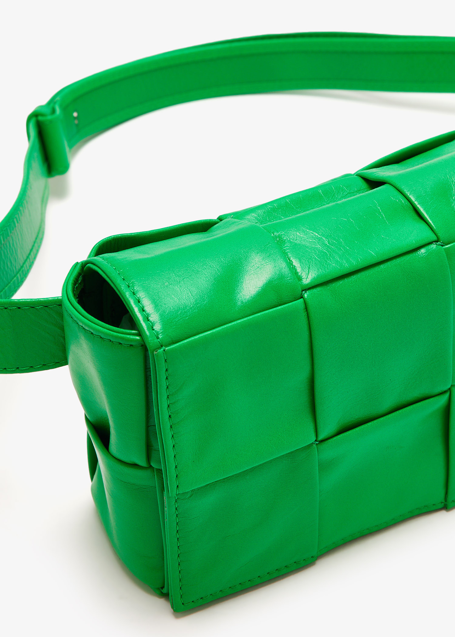 ショルダーバッグ・ポシェット BOTTEGA VENETA GRASS GREEN PADDED CASSETTE BELT BAG Bottega Veneta Pre-Loved Cassette belt bag for Men - Green