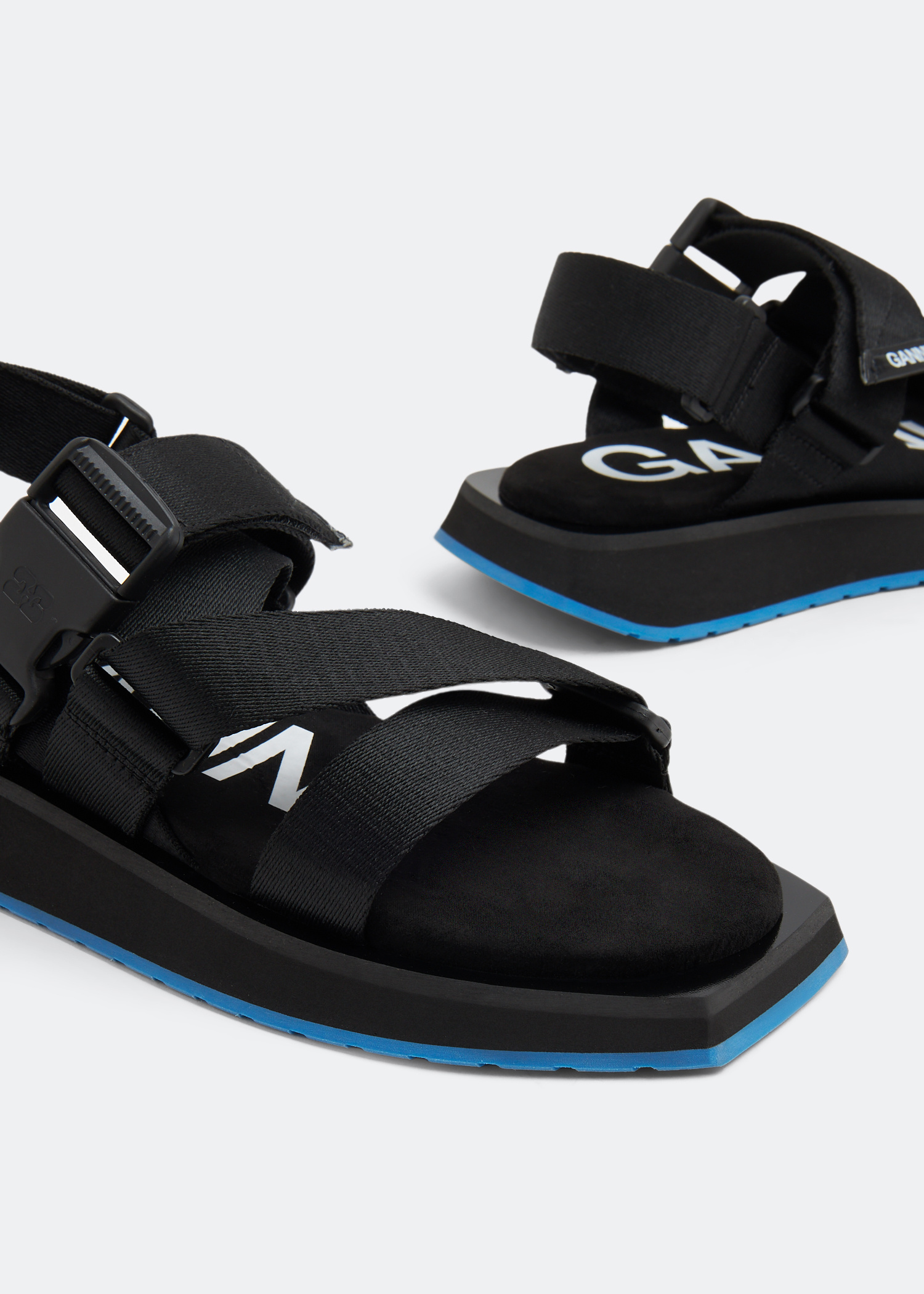 【GANNI】LIGHT WEIGHT EVA ASYMMETRICAL SANDALS/ 各色 Black Light Weight EVA Asymmetrical Sandals | GANNI CA