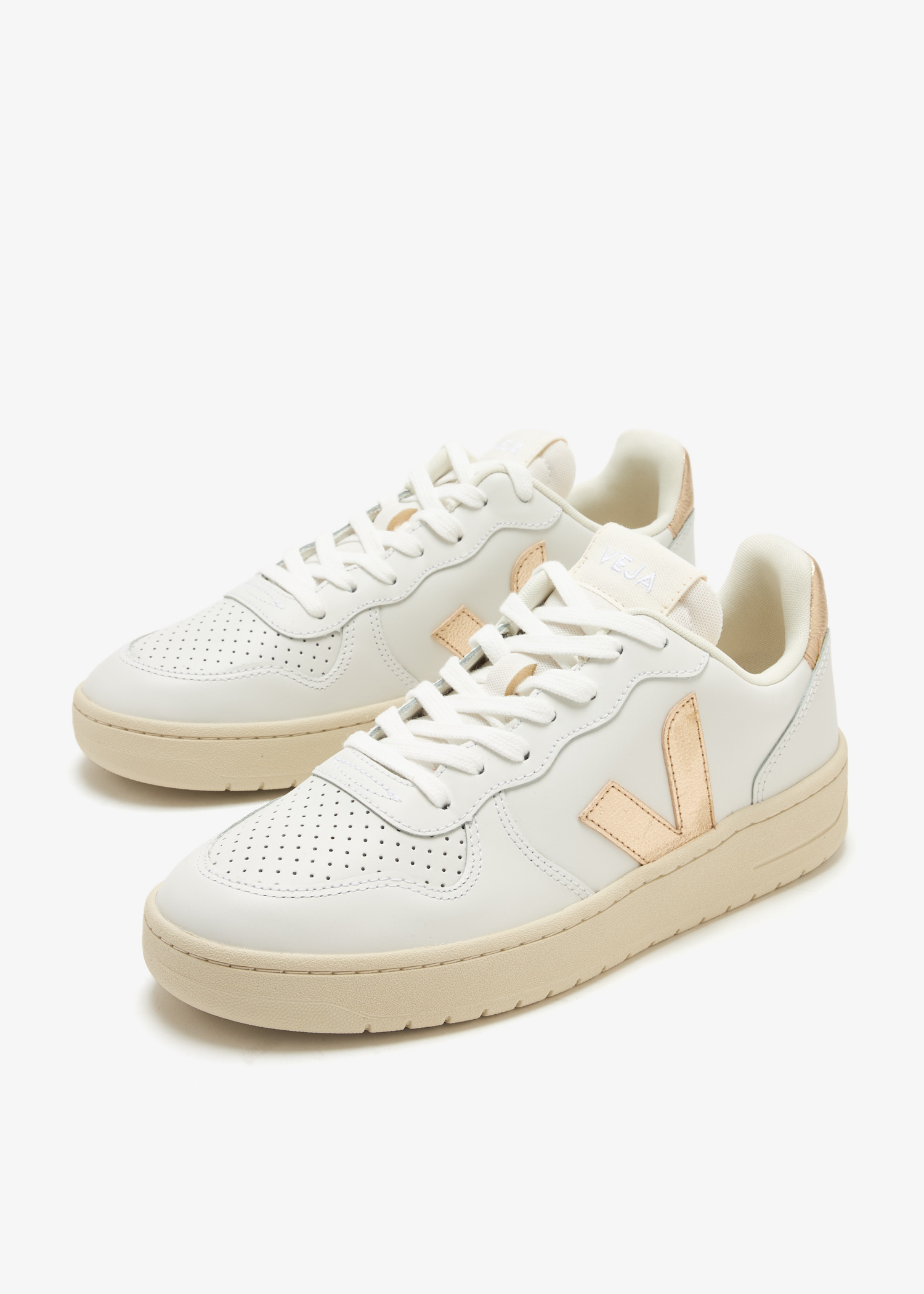 ウヌトレカ Veja V-10 sneakers for Women - White in UAE | Level Shoes