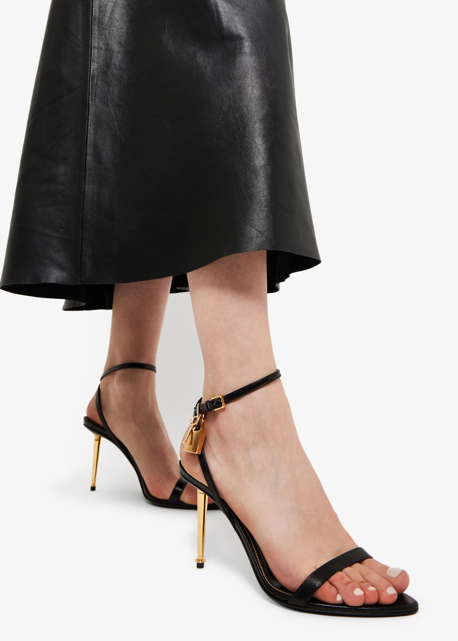 サンダル TOM FORD J1382 LCL434X 1N001 Sandals Black Tom Ford Leather Flat Sandals J1382.LCL403X-1N001 BLACK