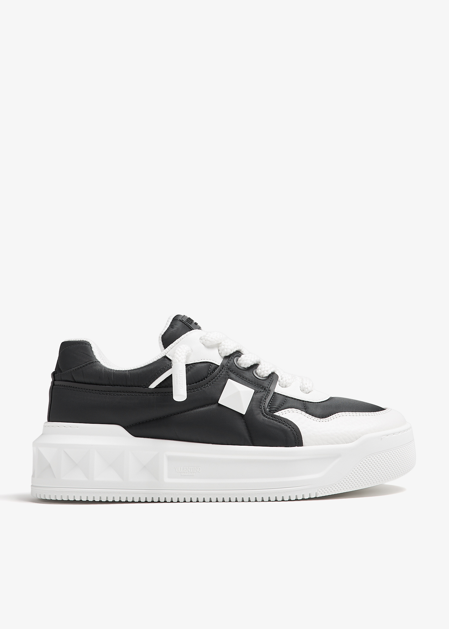 VALENTINO 大人デザイン　オールブラック Valentino Garavani One Stud XL Leather Sneakers | Black