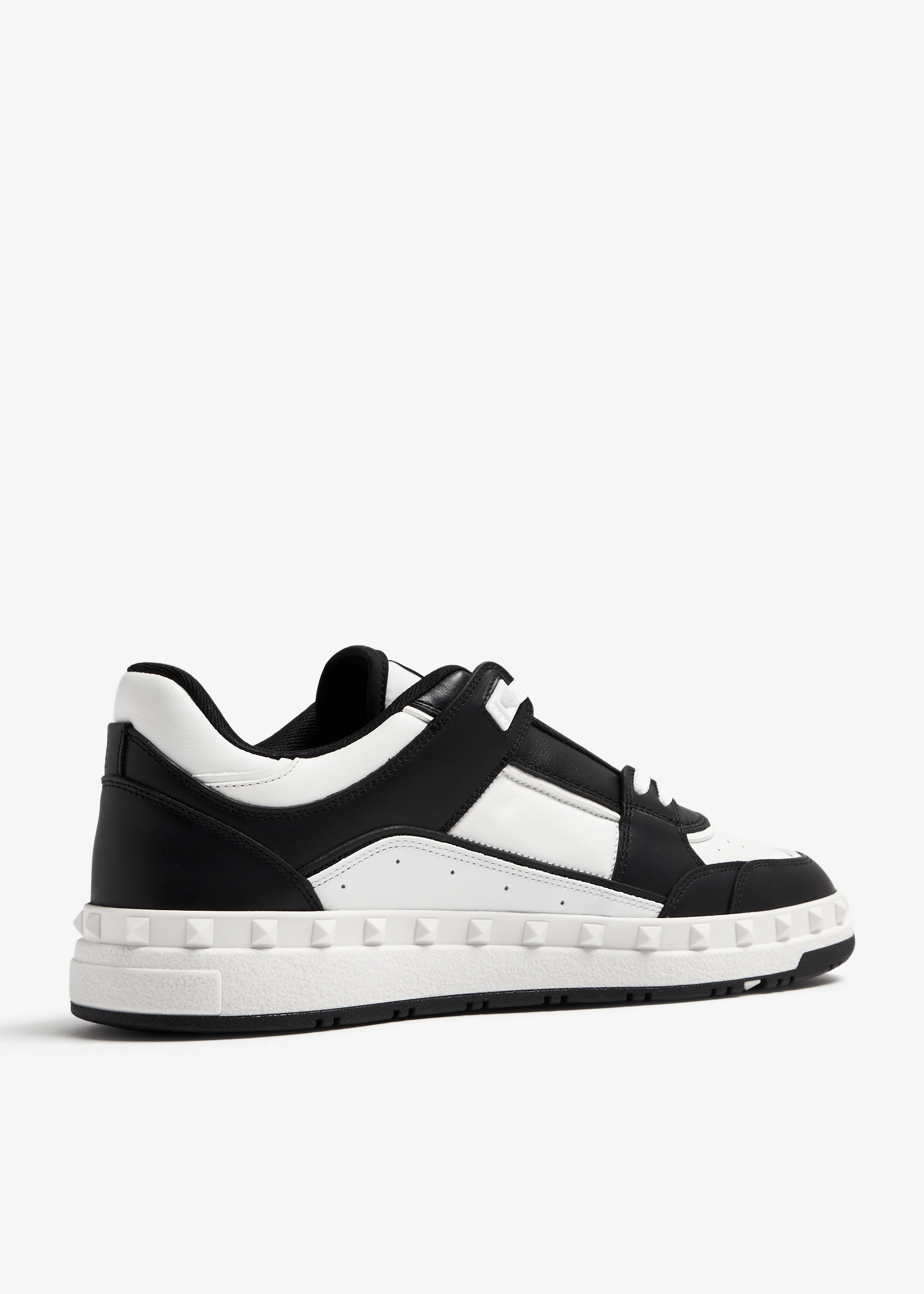 【関税＆送料込み】Valentino Garavani Black And White Short Valentino Garavani Freedots sneakers for Men - Black in UAE