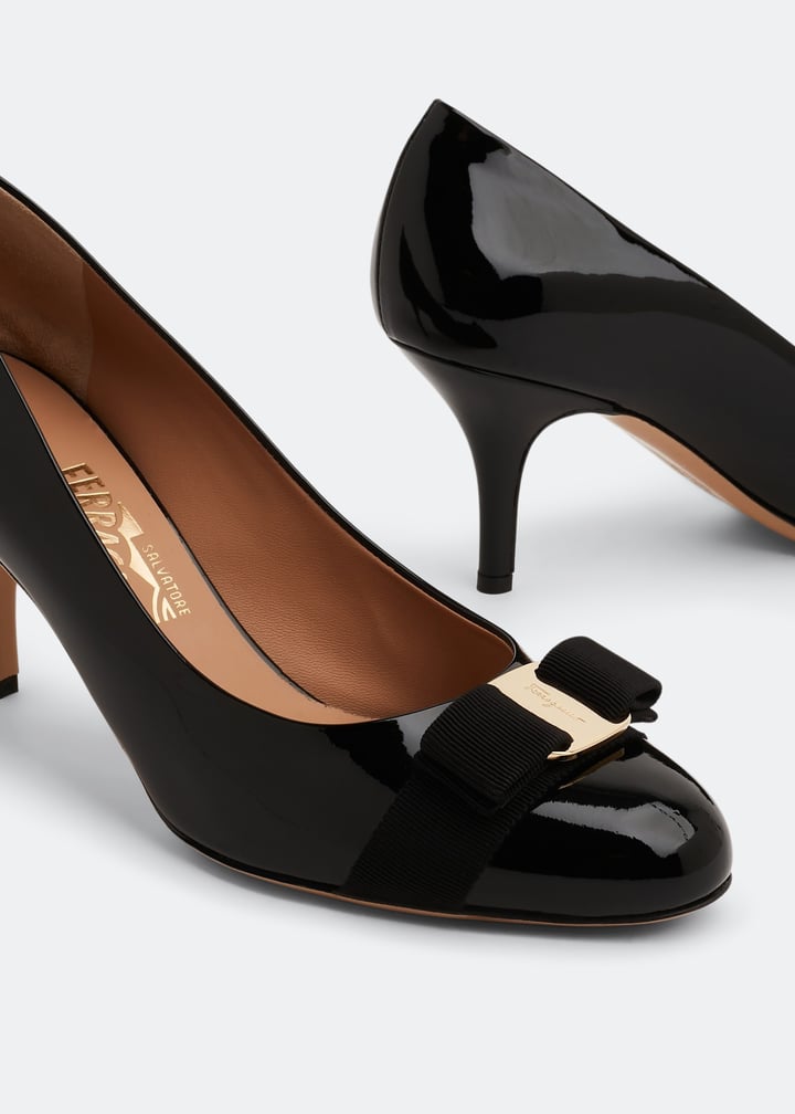 Ferragamo Vara bow pumps for Women - Black in UAE | Level Shoes