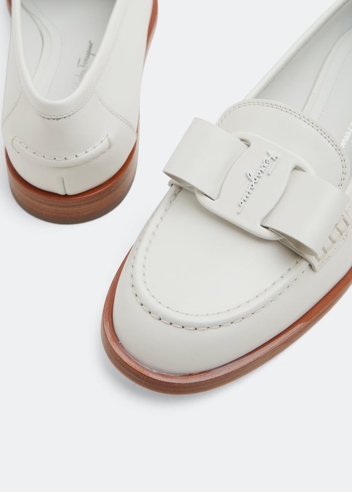 SALE美品✨️Ferragamo VIVA ホワイト7 SALE美品✨️Ferragamo VIVA ホワイト7 - メルカリ
