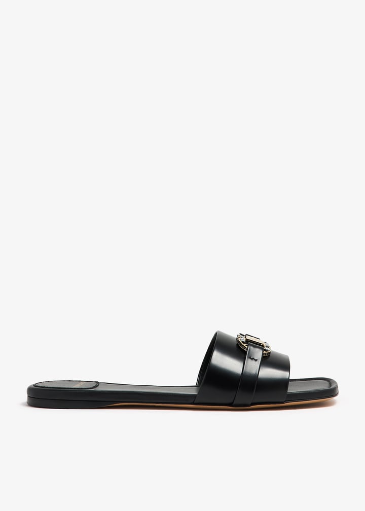 直営店☆Ferragamo☆ エレガント♪LEAH ロゴ スライドサンダル Flat slide with Gancini ornament - Women | Ferragamo