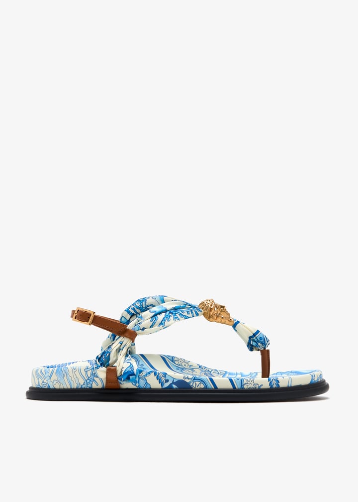 ◆入手困難◆【VERSACE】La Medusa プリント トングサンダル La Medusa printed thong sandals in blue - Versace | Mytheresa