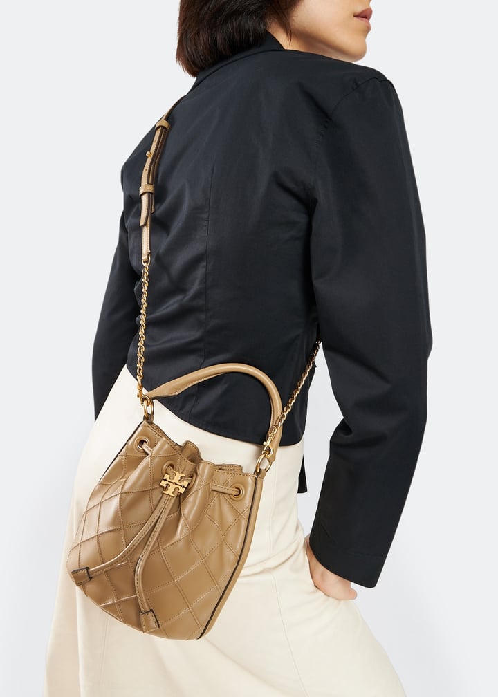 【新品】トリーバーチ FLEMING SOFT BUCKET BAG ブラウン Tory Burch Fleming bucket bag for Women - Brown in UAE