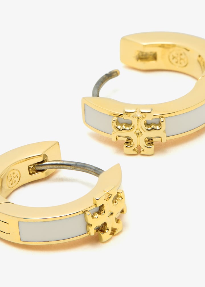 ピアス Tory Burch FW25 KIRA ENAMEL EARRINGS (155515 720) TORY BURCH Kira Enamel Huggie Earring Tory Gold/Black 155515