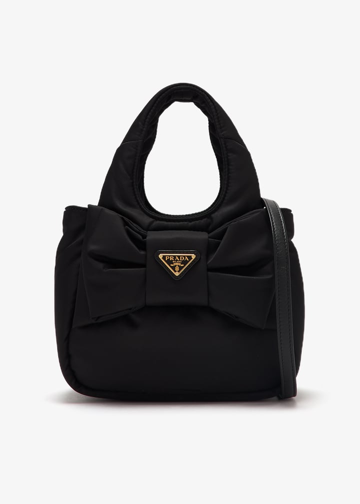 PRADA ノワール　ナイロンリボンバッグ プラダのウィメンズバッグ、“ボール付きチェーン華やぐ”ナイロン