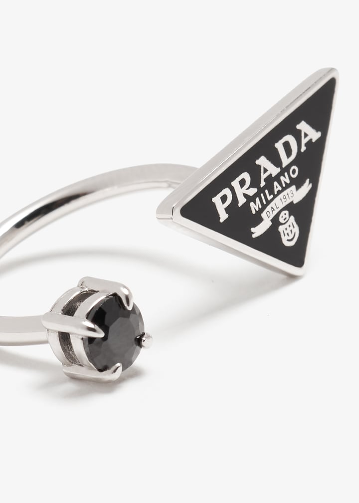 【PRADA】Symbole ring シルバー リング トライアングル ロゴ 黒 Black Prada Symbole ring | PRADA