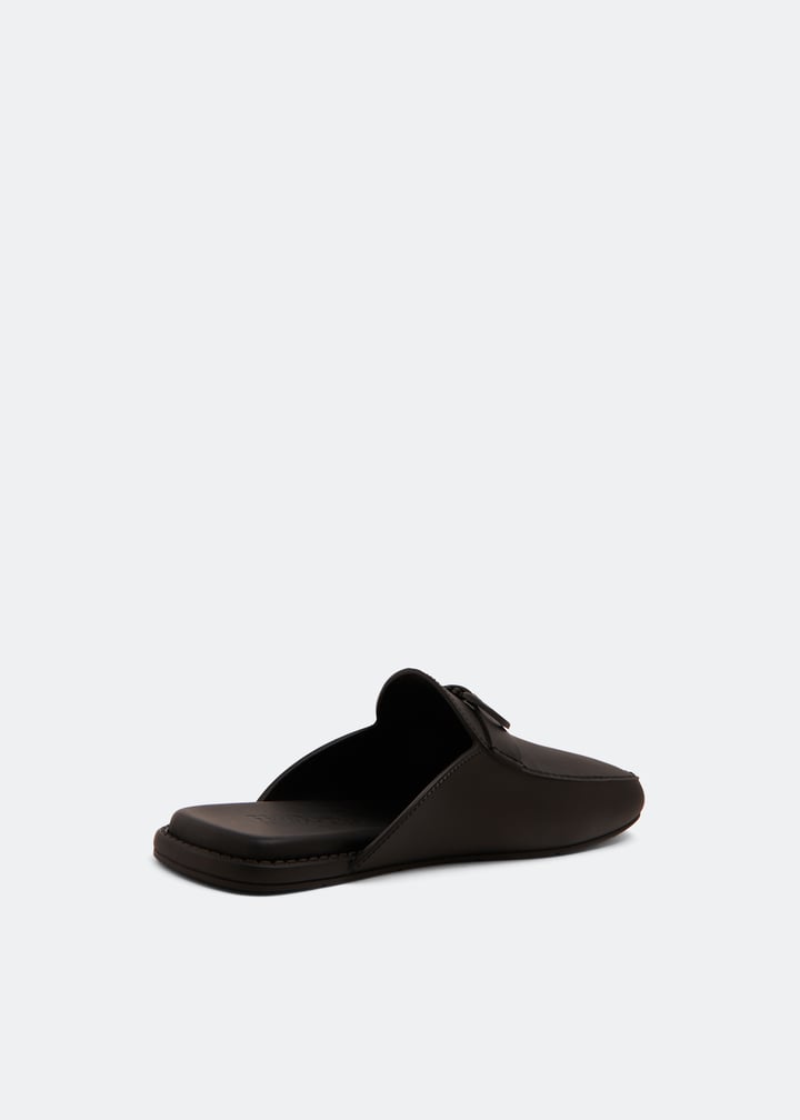 サンダル・ミュール FERRAGAMO Black leather Gancini slippers Ferragamo Gancini mules for Men - Black in UAE | Level Shoes