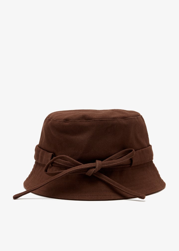 JACQUEMUS｜PEDORAS (LE BOB GADJO (223AC001 5108 150)) The Gadjo bucket hat by JACQUEMUS | Official website